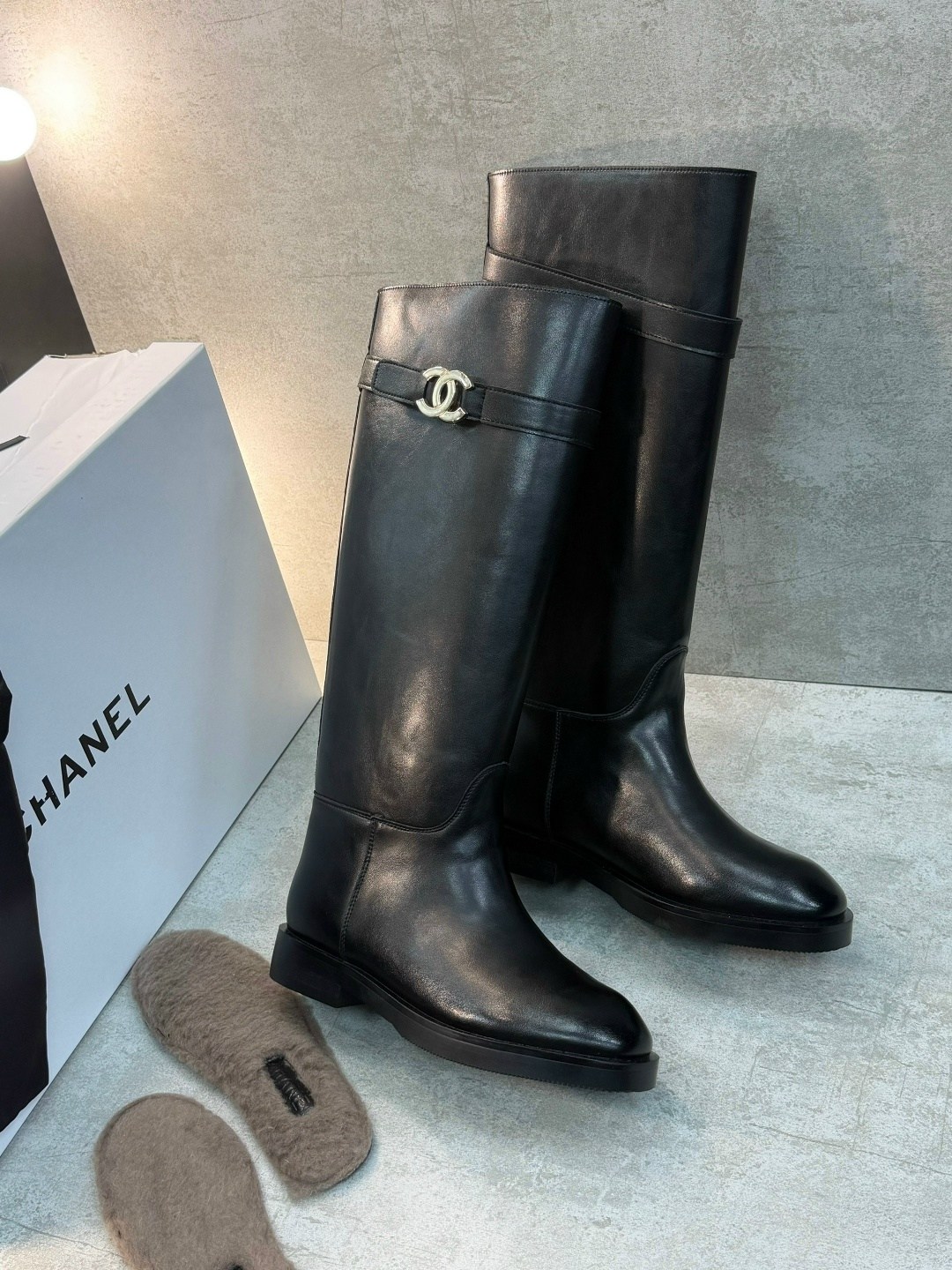 сапоги chanel,женские осенние сапоги chanel 2026 черные кожаные высокие,сапоги шанель,брендовые сапоги gucci женские кожаные на низком каблуке,сапоги chanel кожаные черные