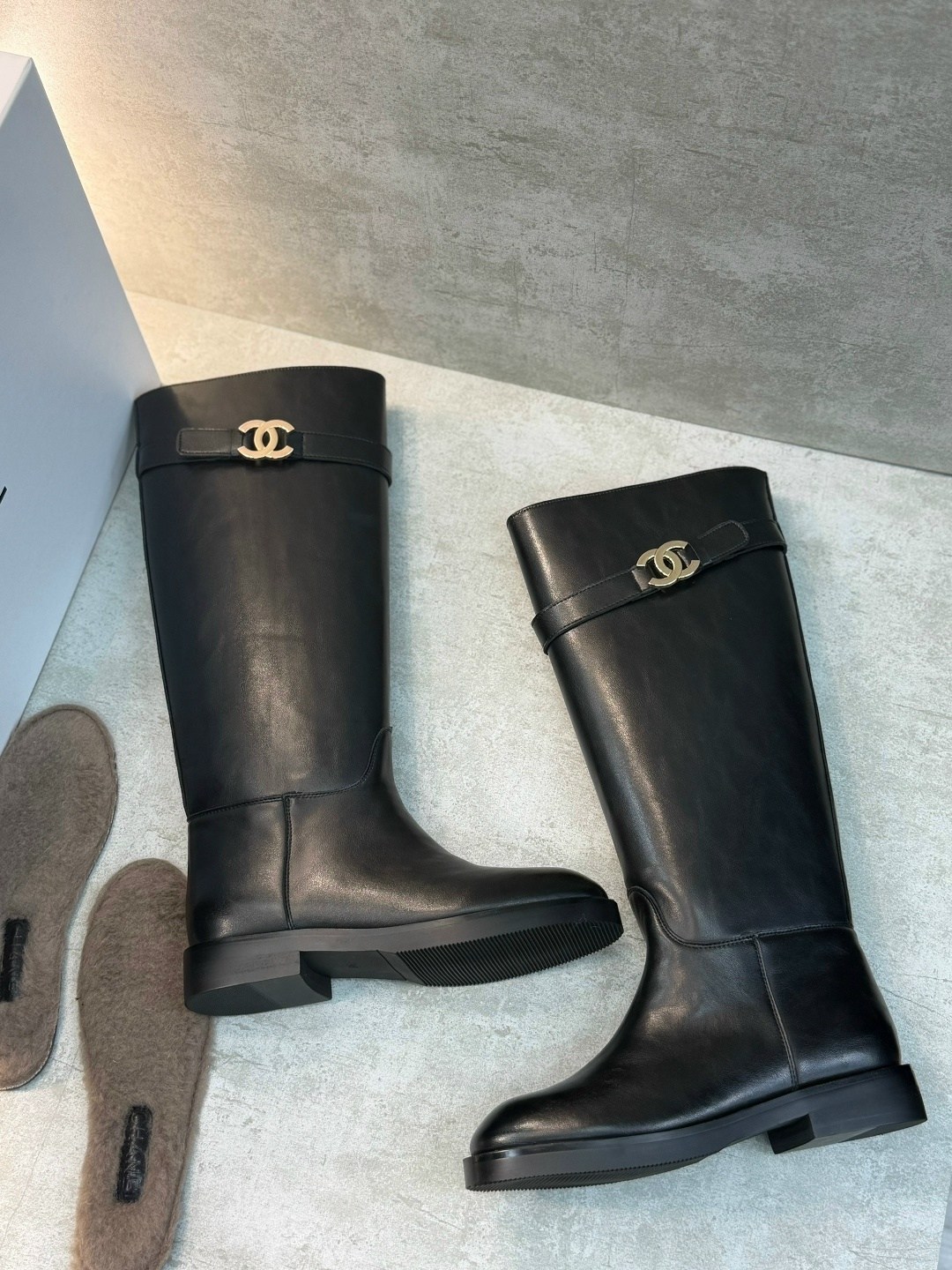 сапоги chanel,женские осенние сапоги chanel 2026 черные кожаные высокие,сапоги шанель,брендовые сапоги gucci женские кожаные на низком каблуке,сапоги chanel кожаные черные
