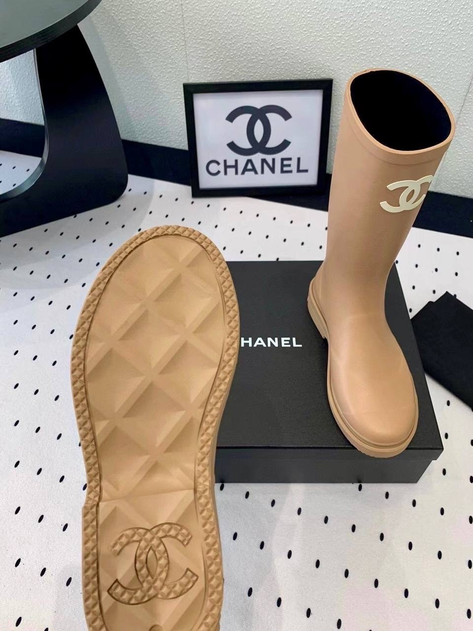 резиновые сапоги chanel,сапоги chanel,женские резиновые сапоги,шанель сапоги резиновые,сапоги шанель