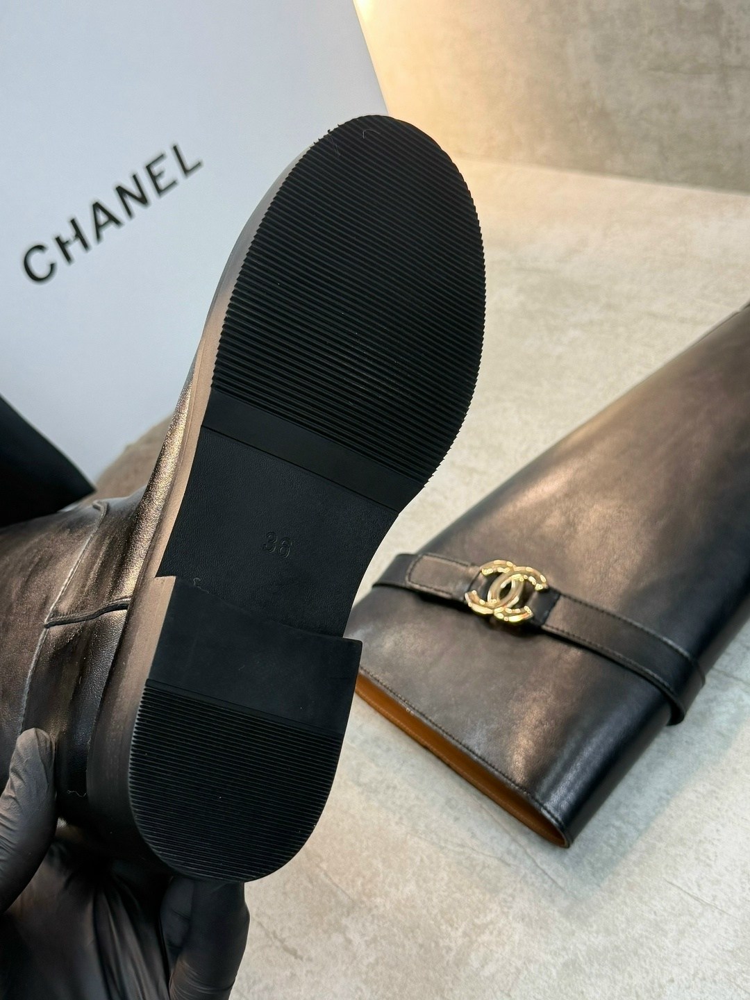 сапоги chanel,женские осенние сапоги chanel 2026 черные кожаные высокие,сапоги шанель,брендовые сапоги gucci женские кожаные на низком каблуке,сапоги chanel кожаные черные