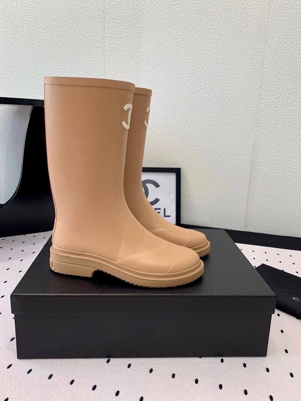 резиновые сапоги chanel,сапоги chanel,женские резиновые сапоги,шанель сапоги резиновые,сапоги шанель