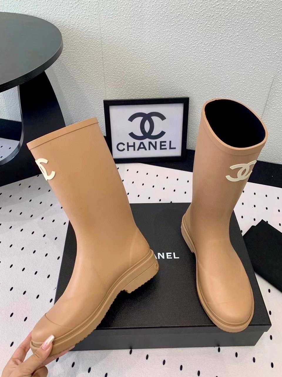 резиновые сапоги chanel,сапоги chanel,женские резиновые сапоги,шанель сапоги резиновые,сапоги шанель