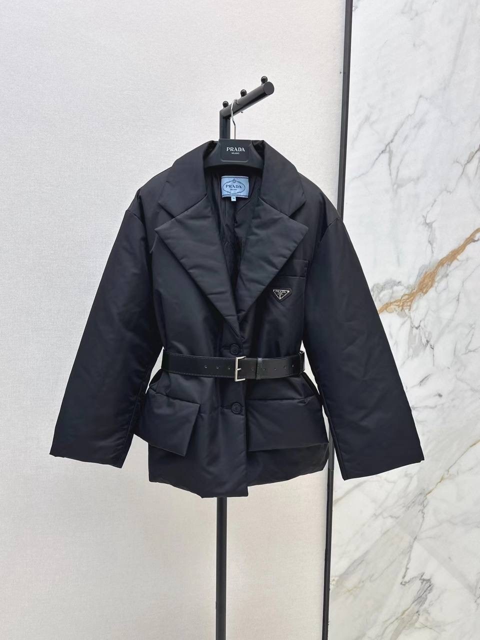 пуховик prada,модные пуховики,куртка prada,prada пуховик с поясом черный,женская куртка prada