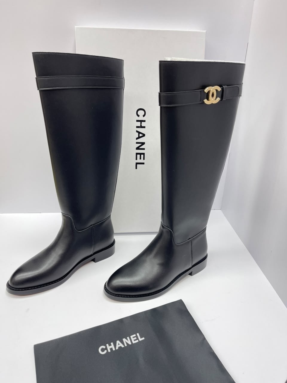 сапоги chanel,женские осенние сапоги chanel 2026 черные кожаные высокие,кожаные сапоги chanel,сапоги chanel кожаные черные,сапоги шанель