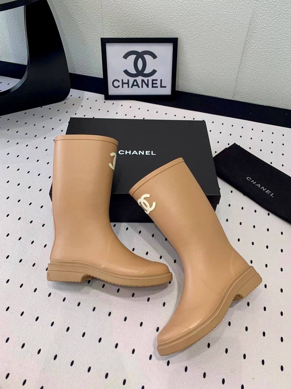 резиновые сапоги chanel,сапоги chanel,женские резиновые сапоги,шанель сапоги резиновые,сапоги шанель