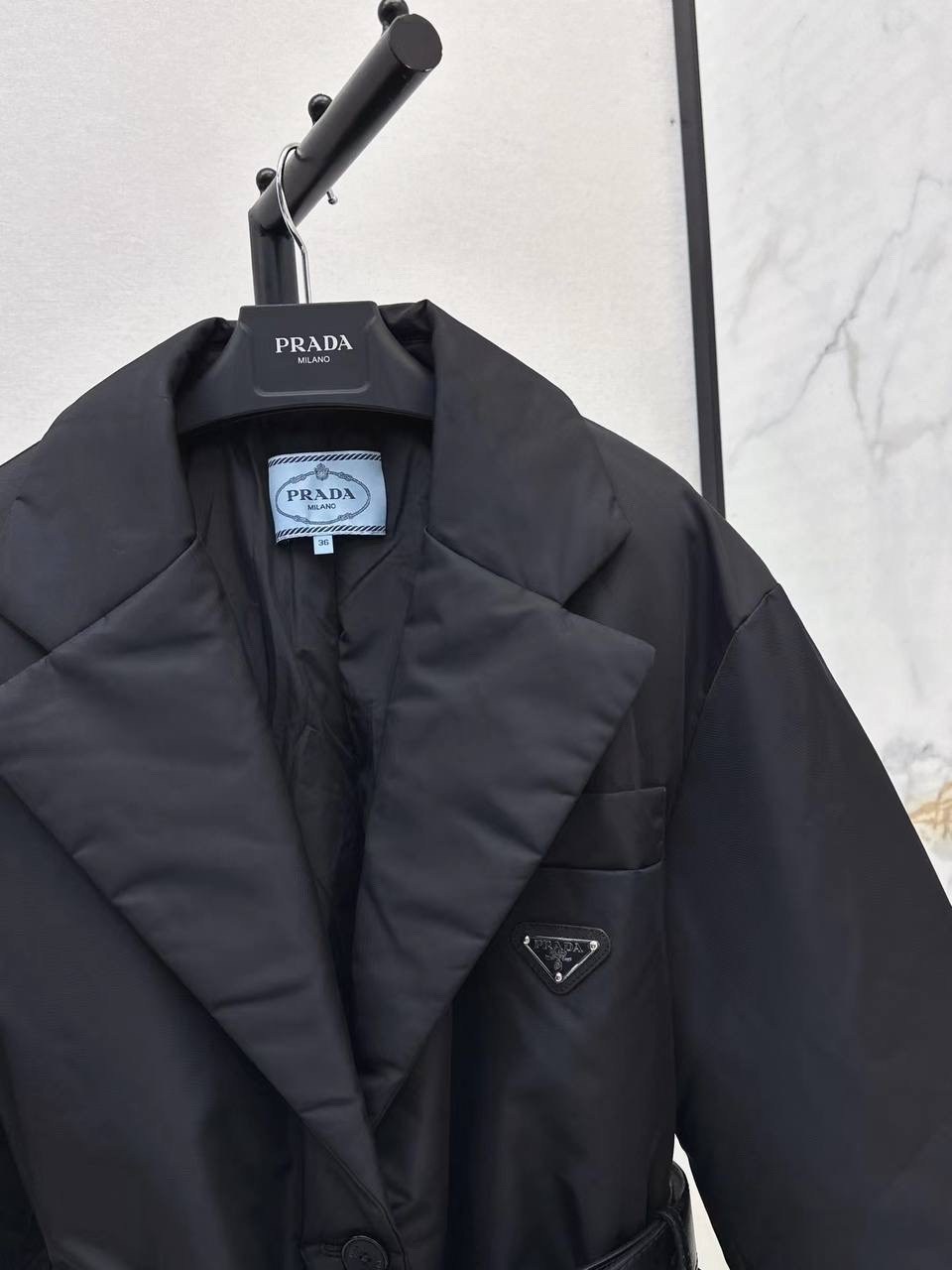 пуховик prada,модные пуховики,куртка prada,prada пуховик с поясом черный,женская куртка prada