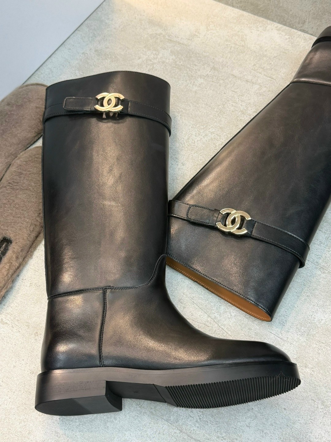 сапоги chanel,женские осенние сапоги chanel 2026 черные кожаные высокие,сапоги шанель,брендовые сапоги gucci женские кожаные на низком каблуке,сапоги chanel кожаные черные