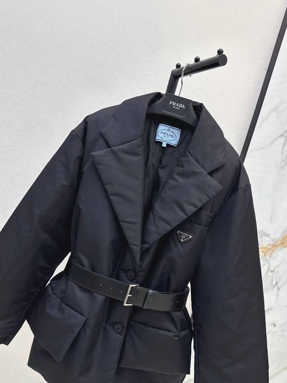 пуховик prada,модные пуховики,куртка prada,prada пуховик с поясом черный,женская куртка prada