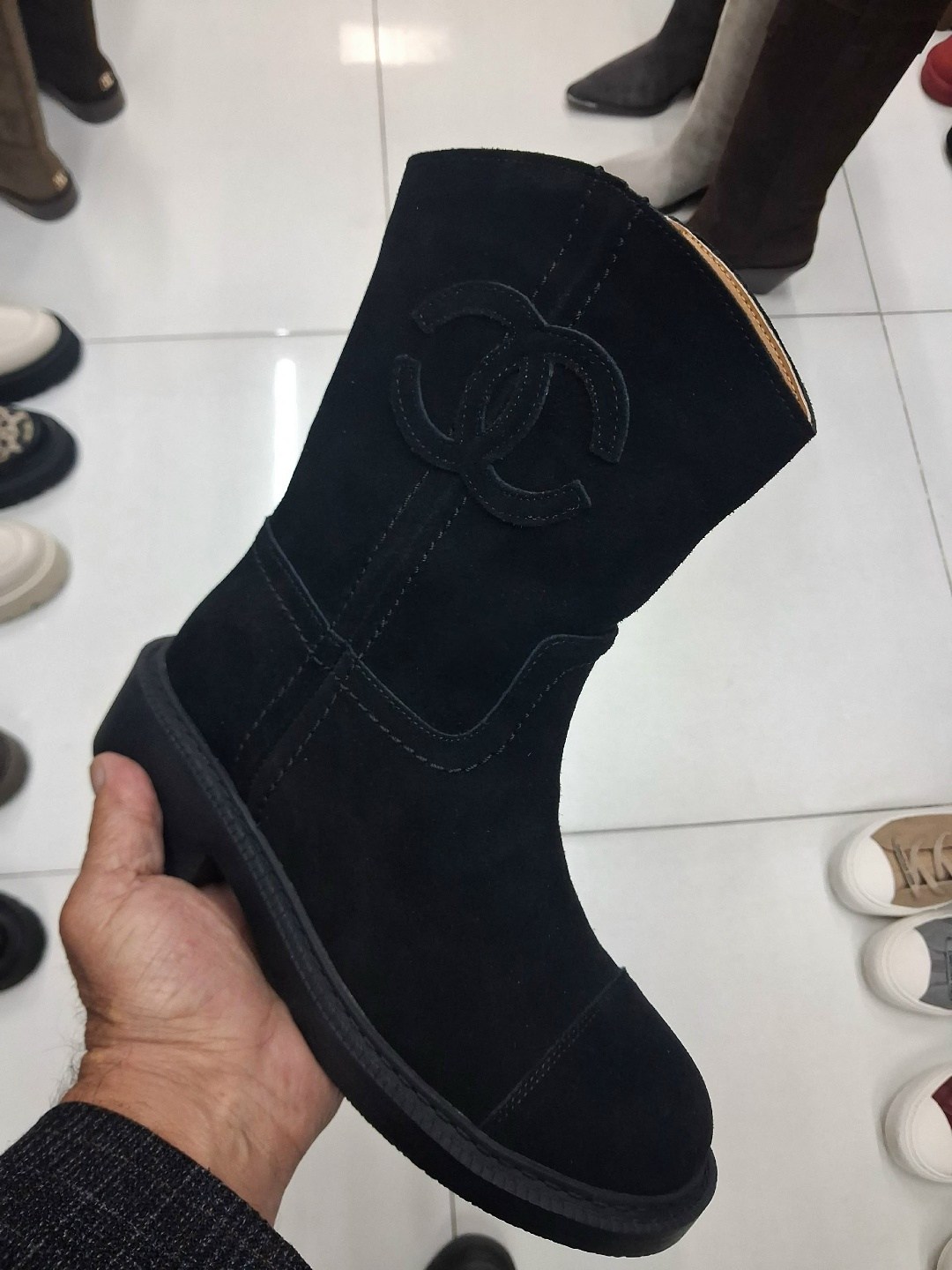 сапоги chanel,полусапоги chanel замшевые демисезонные premium,женские замшевые сапоги chanel premium black,ботинки женские chanel,сапоги весенние замшевые chanel premium shoes 547723134
