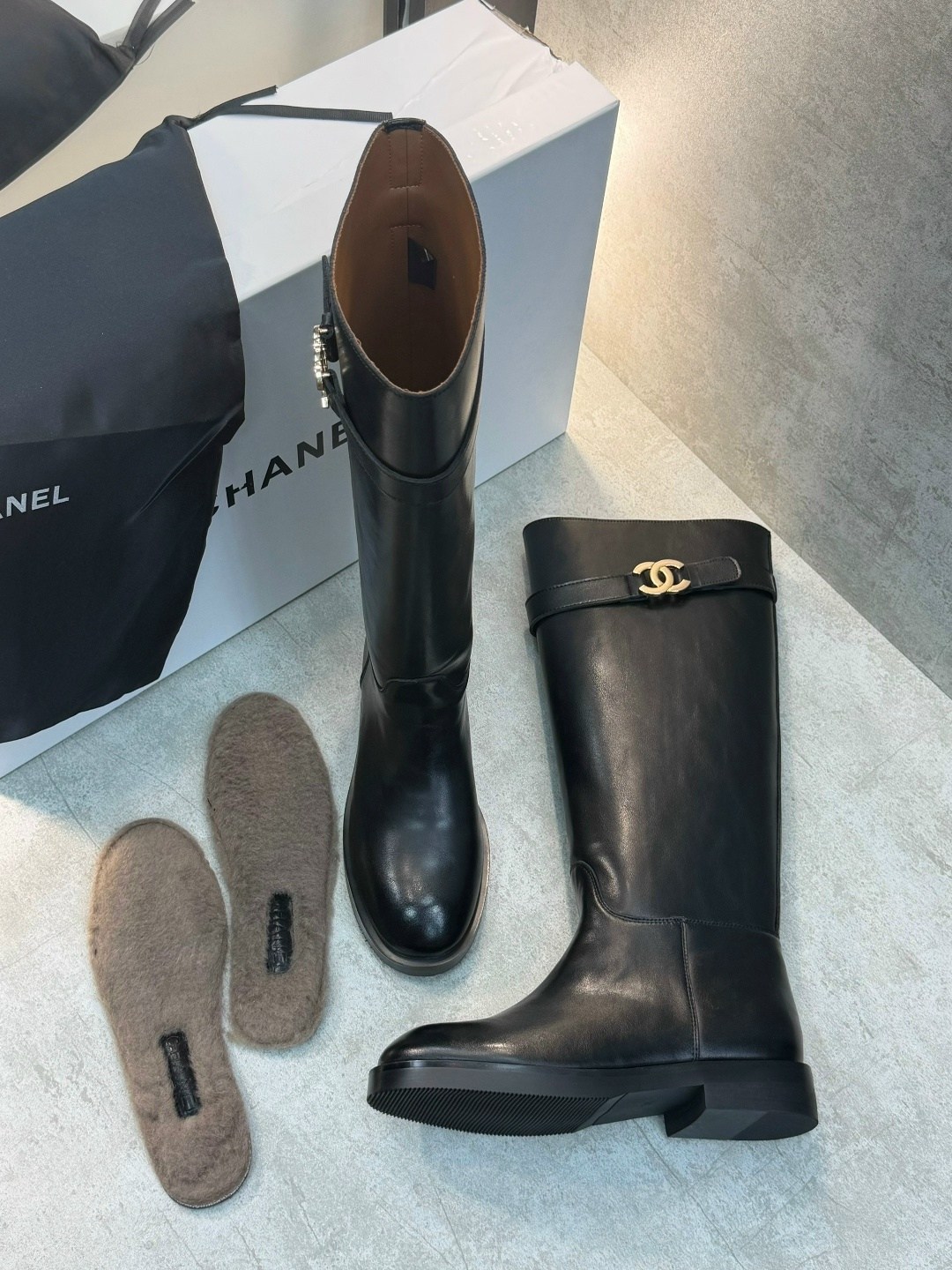 сапоги chanel,женские осенние сапоги chanel 2026 черные кожаные высокие,сапоги шанель,брендовые сапоги gucci женские кожаные на низком каблуке,сапоги chanel кожаные черные