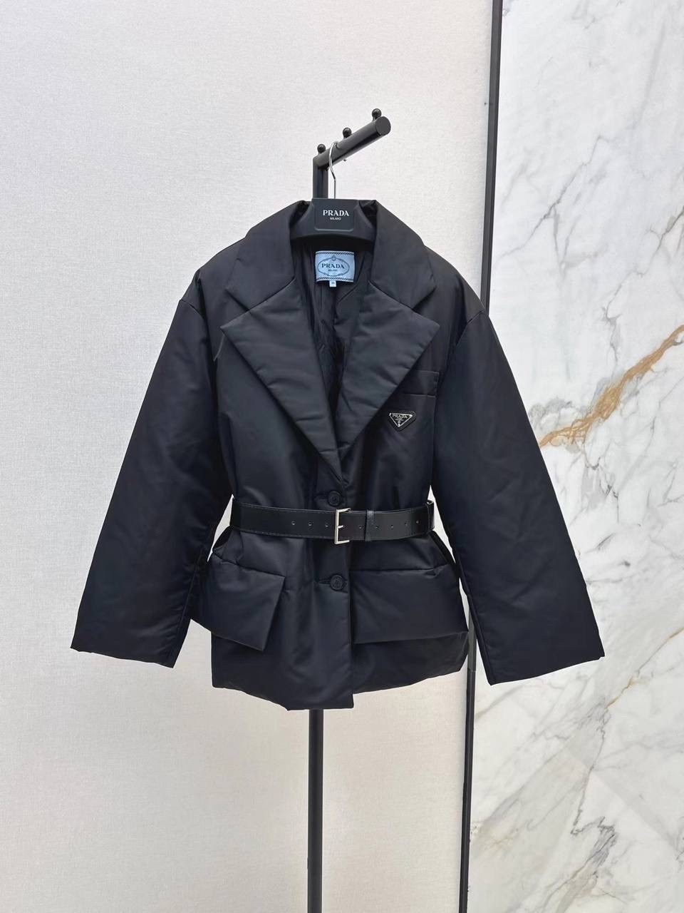 пуховик prada,модные пуховики,куртка prada,prada пуховик с поясом черный,женская куртка prada