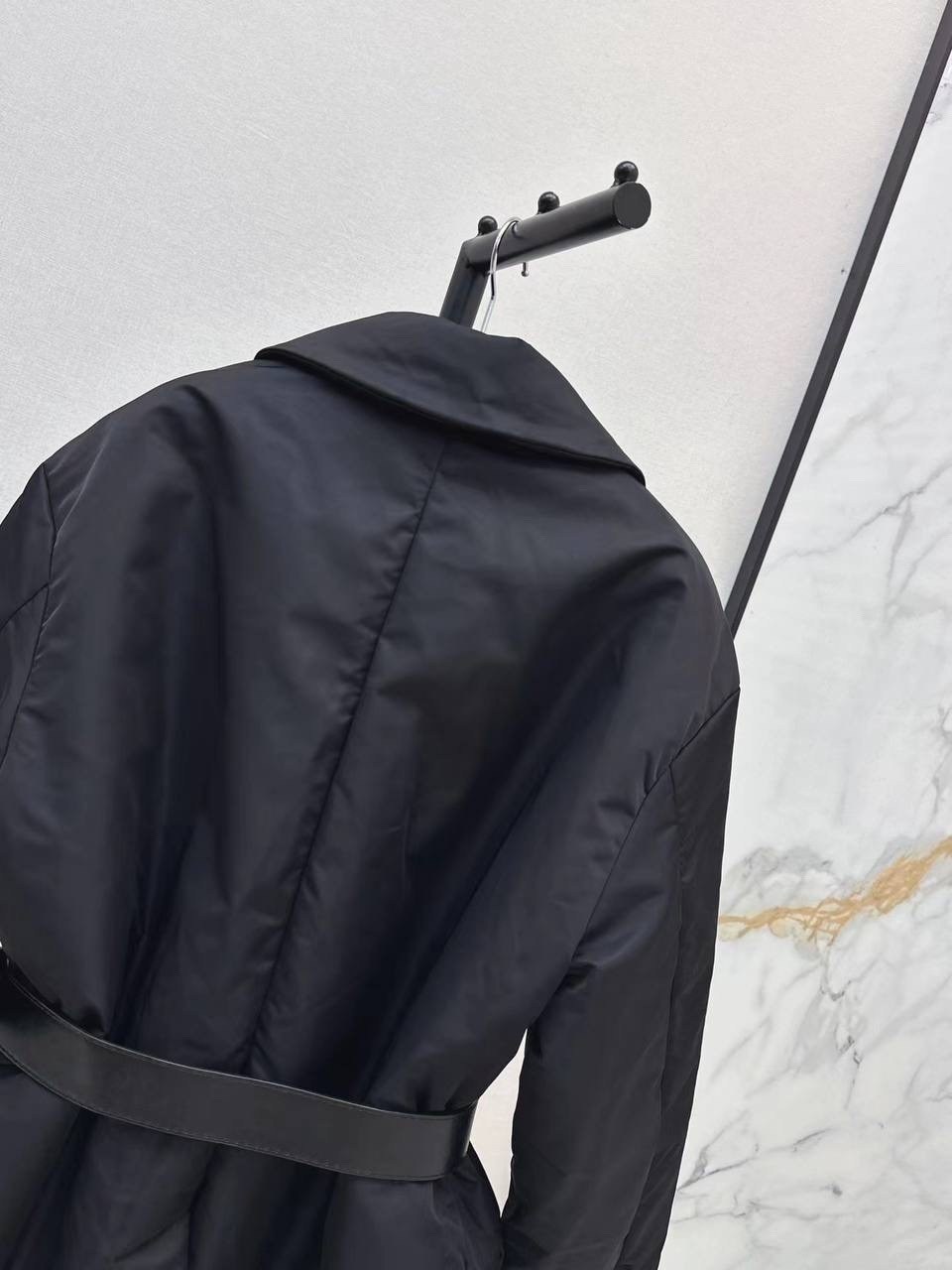 пуховик prada,модные пуховики,куртка prada,prada пуховик с поясом черный,женская куртка prada