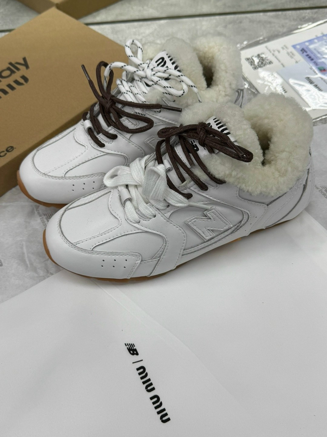 ,new balance miu miu кроссовки,женские замшевые бежевые кроссовки miu miu new balance с мехом,кроссовки miu miu,зимние женские кроссовки