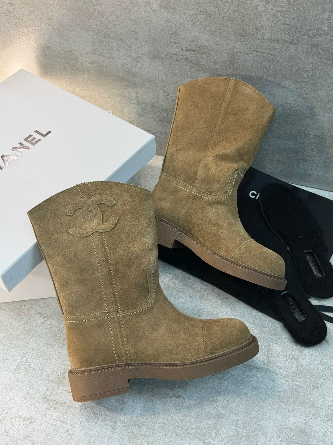 женские черные замшевые полусапоги chanel,сапоги chanel,сапоги женские chanel,женские замшевые сапоги chanel черные 2026 укороченные,chanel ботинки