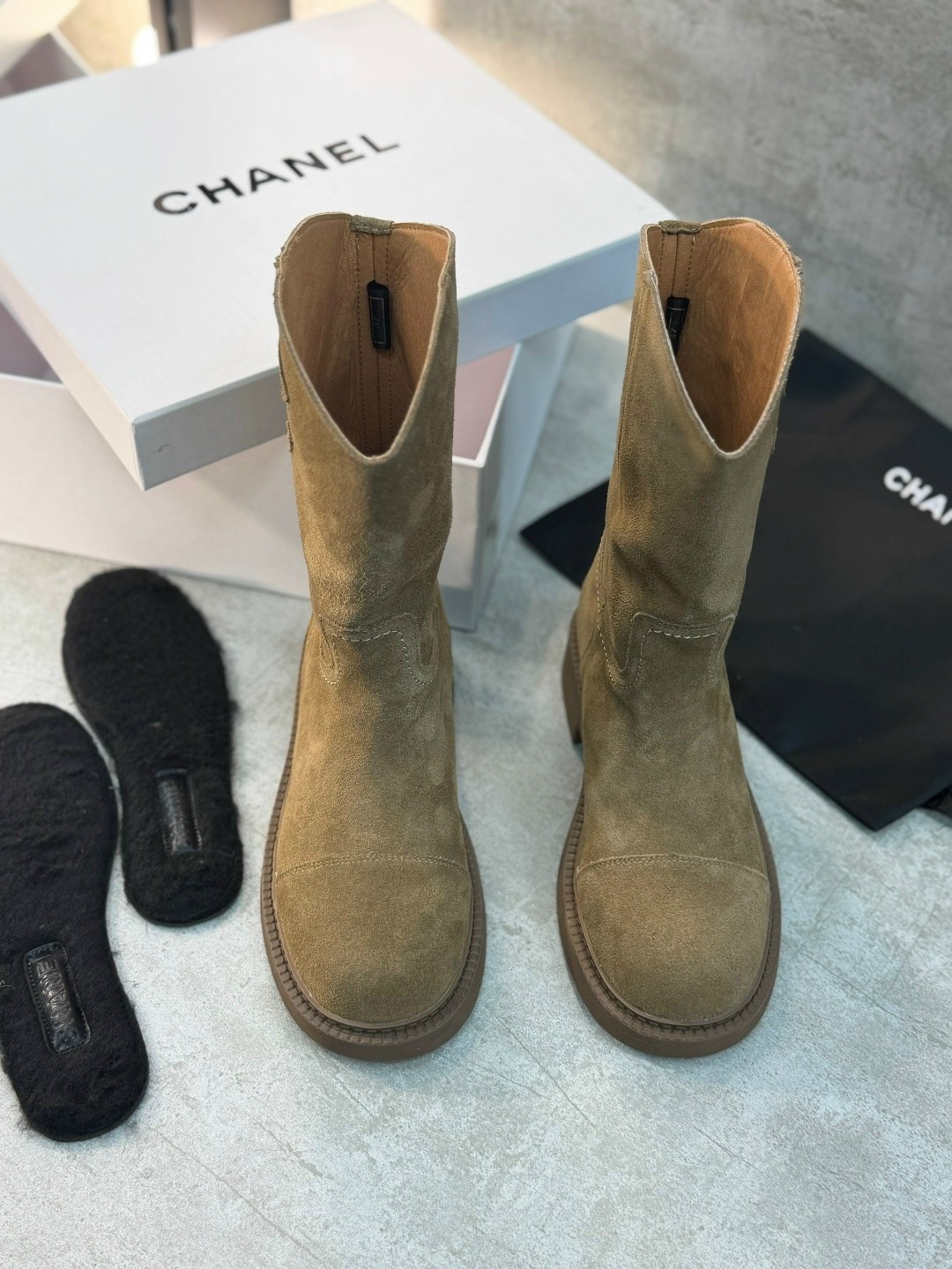 женские черные замшевые полусапоги chanel,сапоги chanel,сапоги женские chanel,женские замшевые сапоги chanel черные 2026 укороченные,chanel ботинки