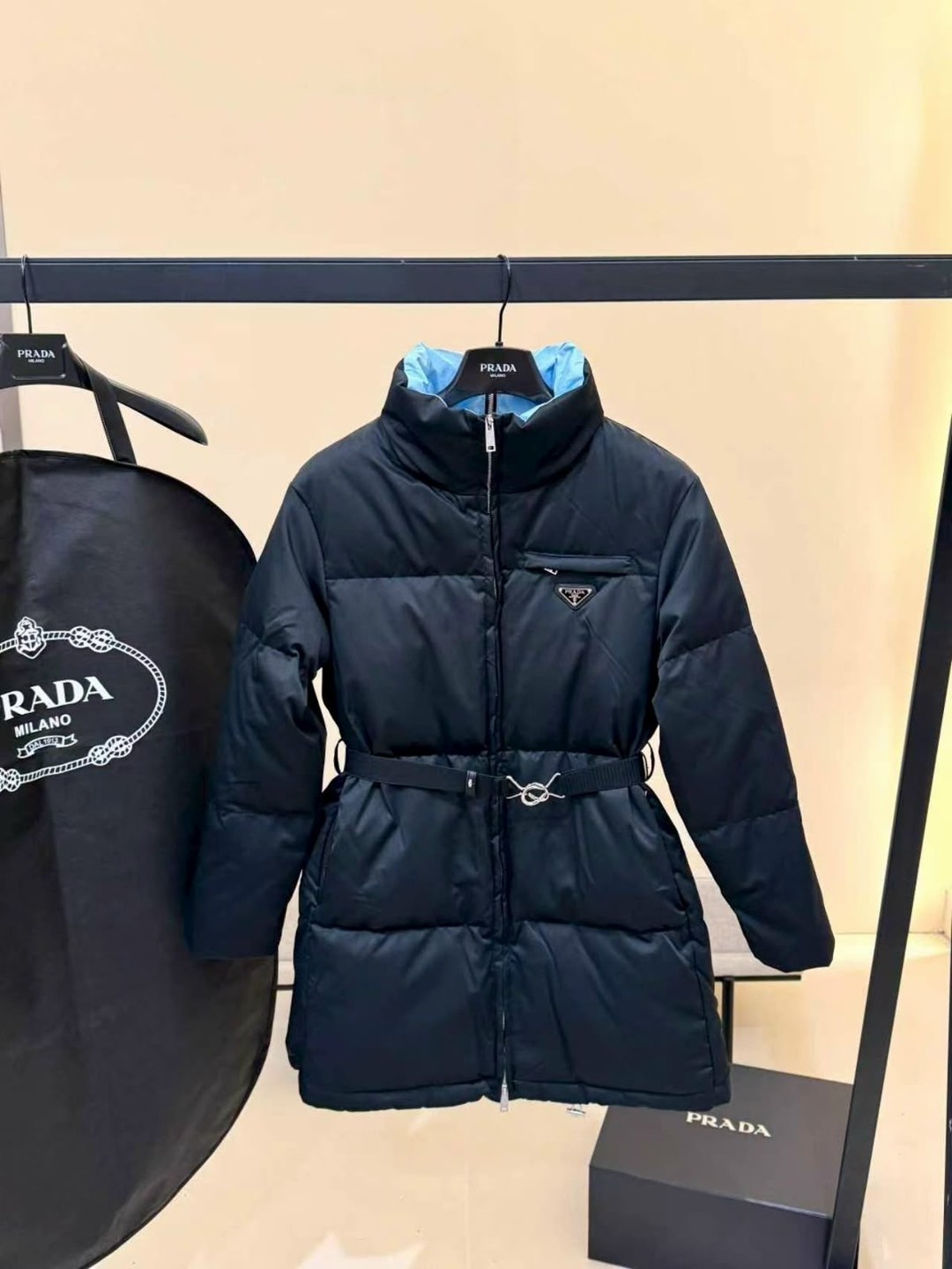 пуховик prada женский,пуховик prada,женский черный пуховик prada с поясом,prada куртка,пуховик прада