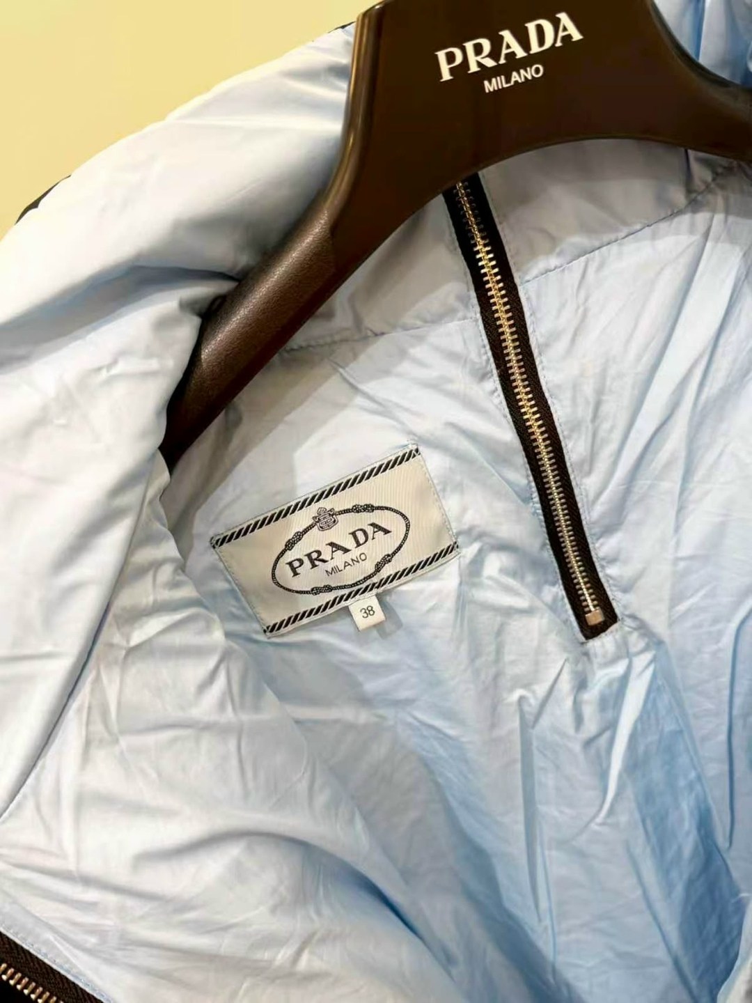 пуховик prada женский,пуховик prada,женский черный пуховик prada с поясом,prada куртка,пуховик прада