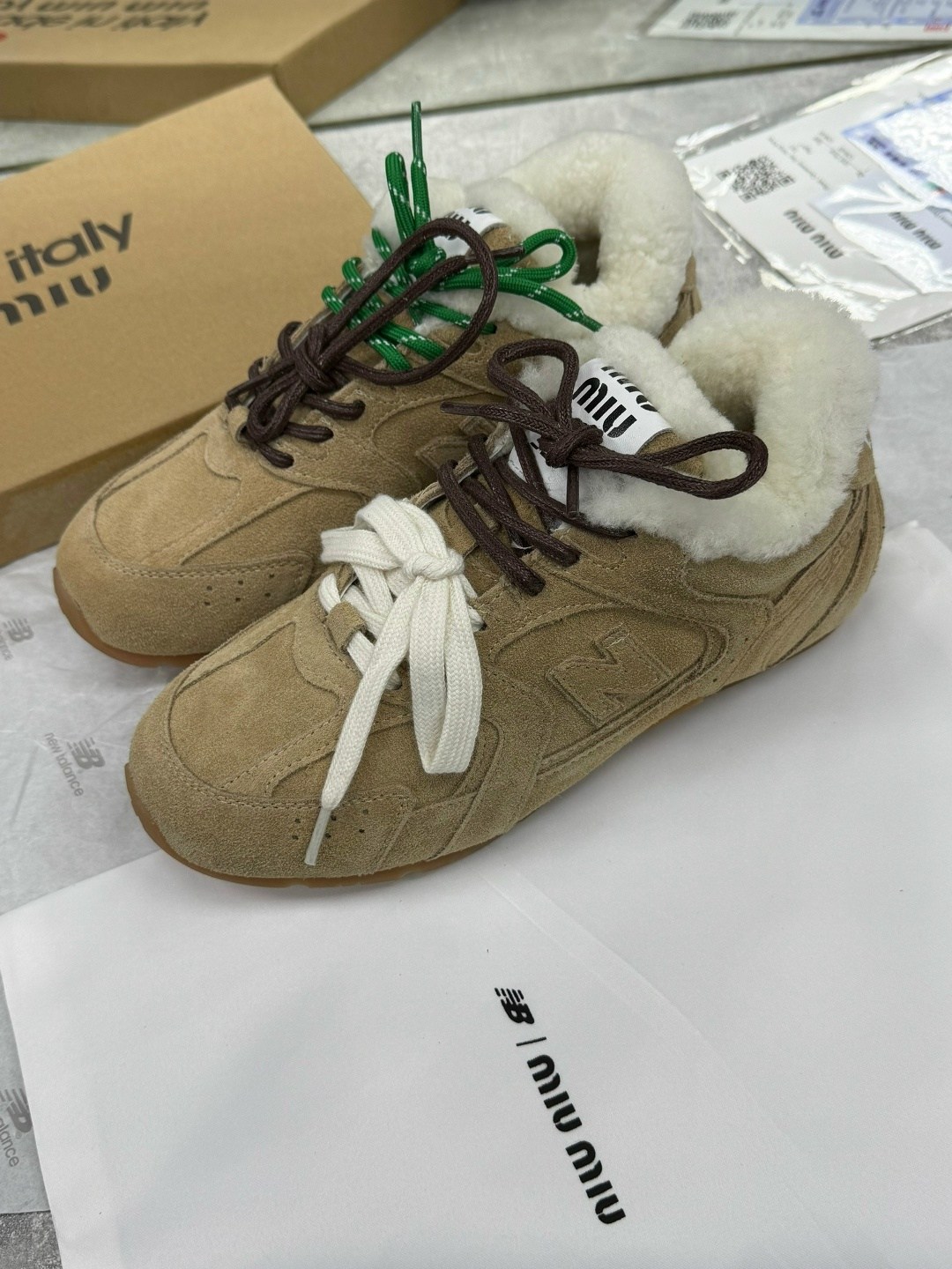 ,new balance miu miu кроссовки,женские замшевые бежевые кроссовки miu miu new balance с мехом,кроссовки miu miu,зимние женские кроссовки