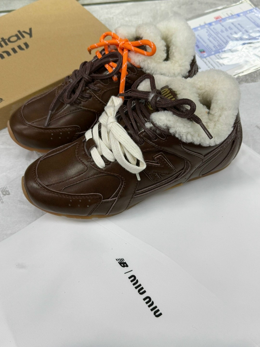 ,new balance miu miu кроссовки,женские замшевые бежевые кроссовки miu miu new balance с мехом,кроссовки miu miu,зимние женские кроссовки
