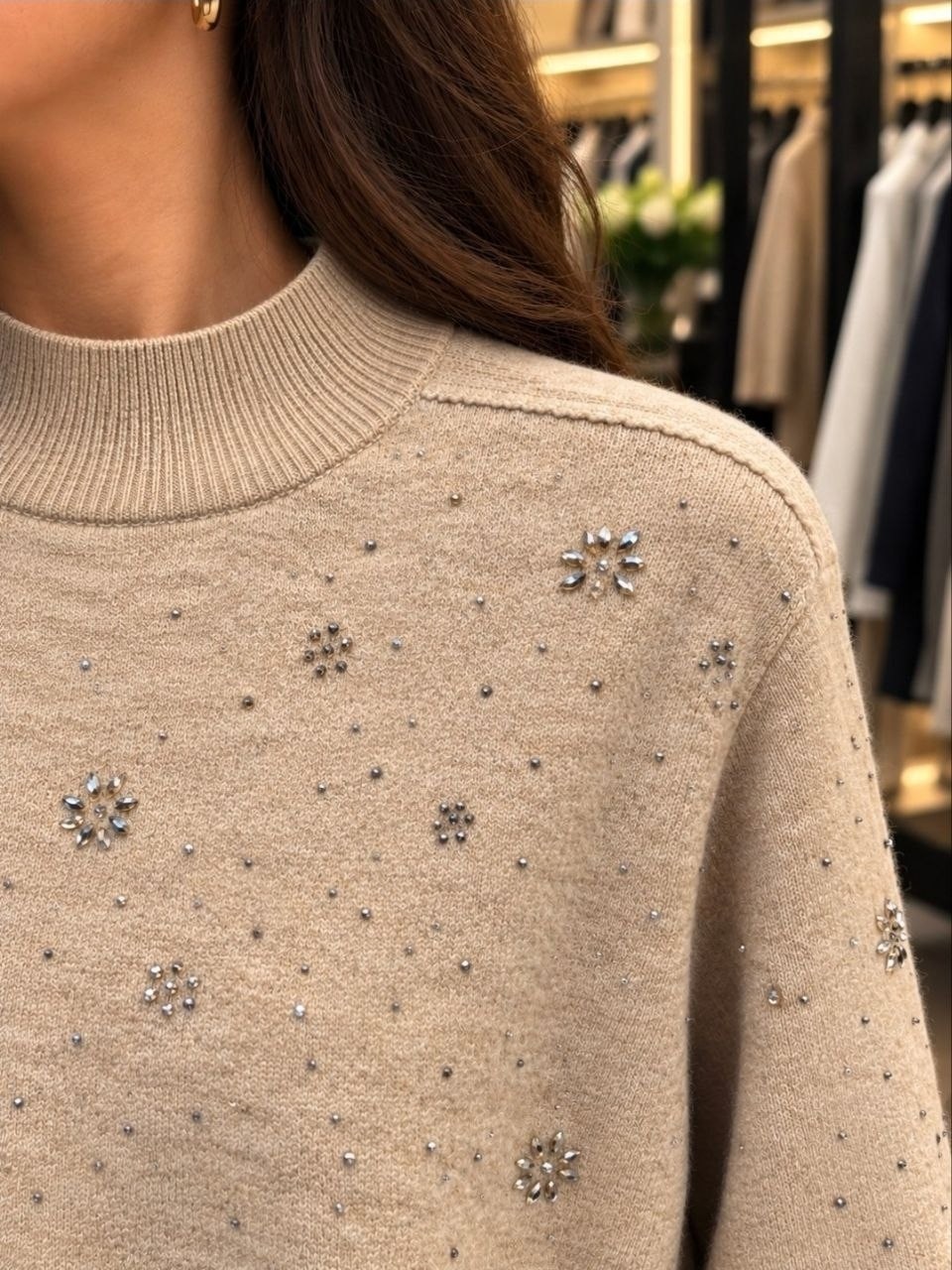 бежевый джемпер,джемпер с вышивкой бисером бежевый o`stin,джемпер с бусинами,джемпер,свитер женский
