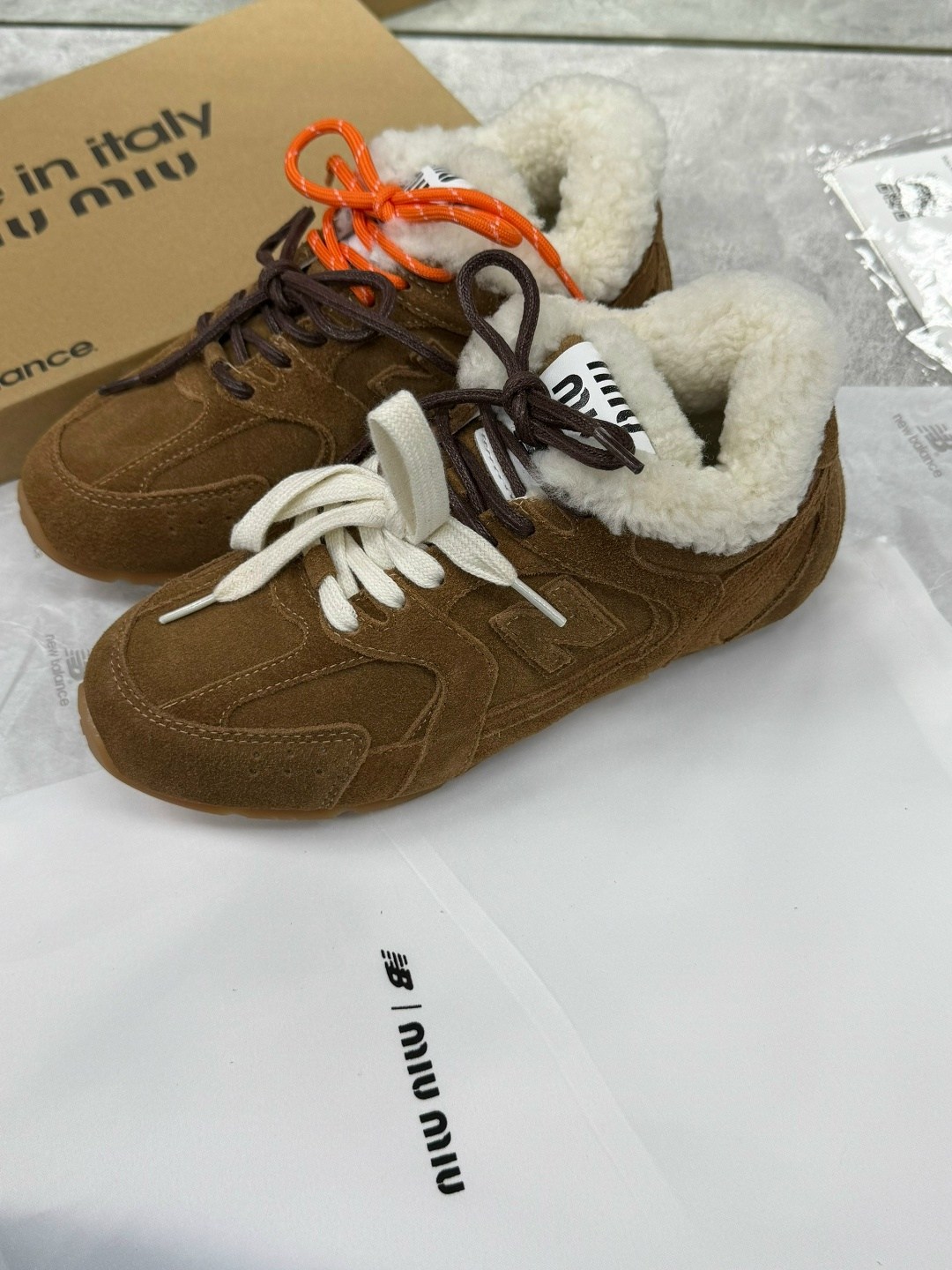 ,new balance miu miu кроссовки,женские замшевые бежевые кроссовки miu miu new balance с мехом,кроссовки miu miu,зимние женские кроссовки