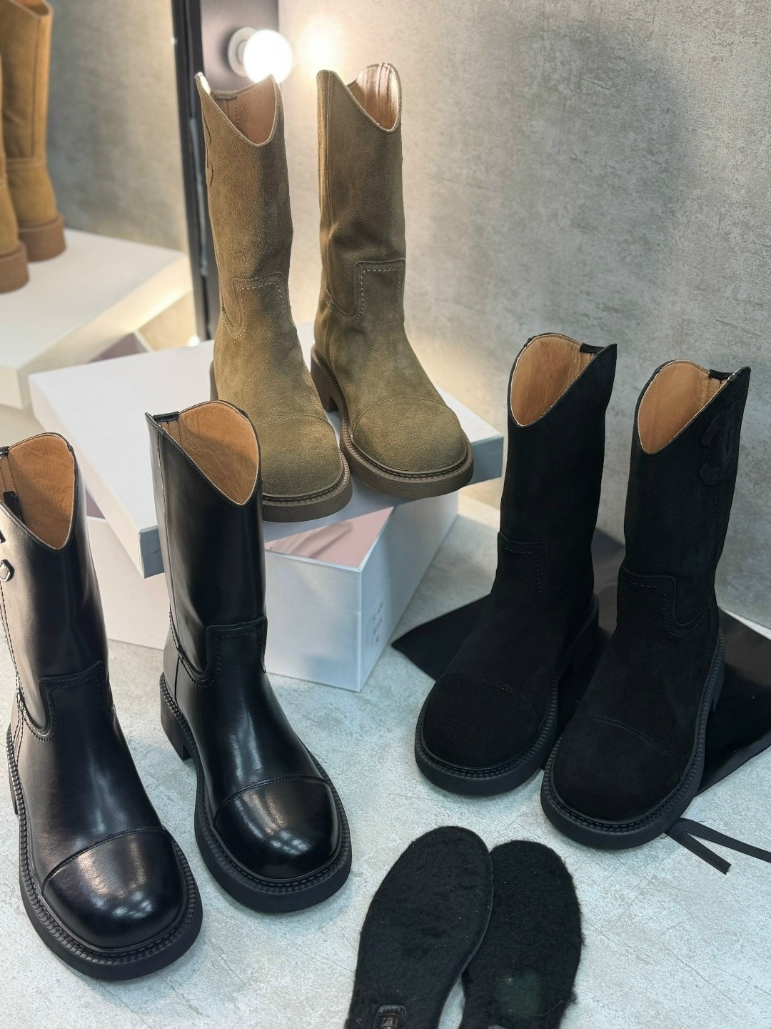 женские черные замшевые полусапоги chanel,сапоги chanel,сапоги женские chanel,женские замшевые сапоги chanel черные 2026 укороченные,chanel ботинки