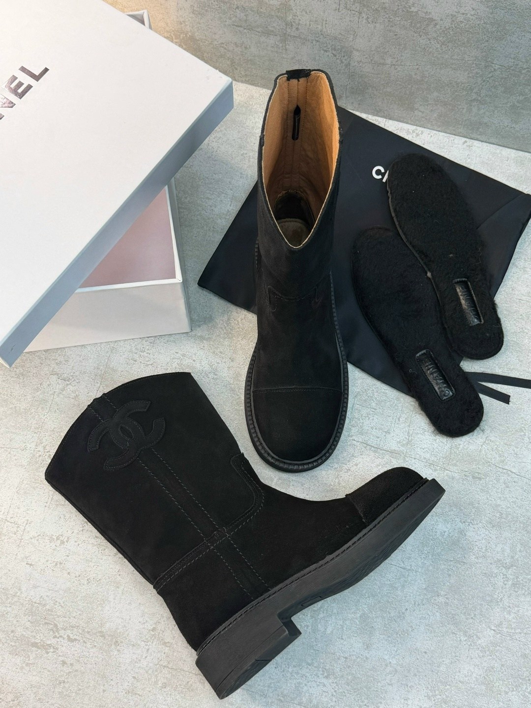 женские черные замшевые полусапоги chanel,сапоги chanel,сапоги женские chanel,женские замшевые сапоги chanel черные 2026 укороченные,chanel ботинки