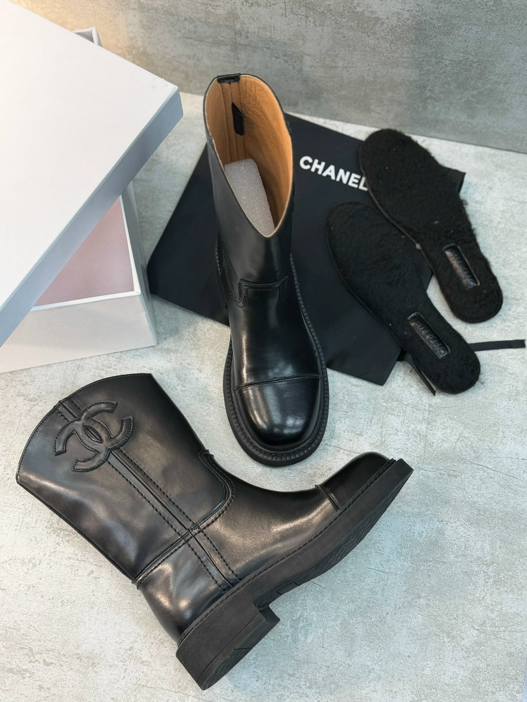 женские черные замшевые полусапоги chanel,сапоги chanel,сапоги женские chanel,женские замшевые сапоги chanel черные 2026 укороченные,chanel ботинки
