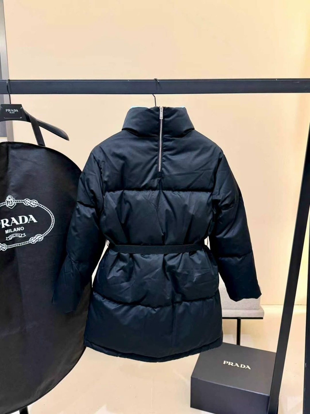 пуховик prada женский,пуховик prada,женский черный пуховик prada с поясом,prada куртка,пуховик прада