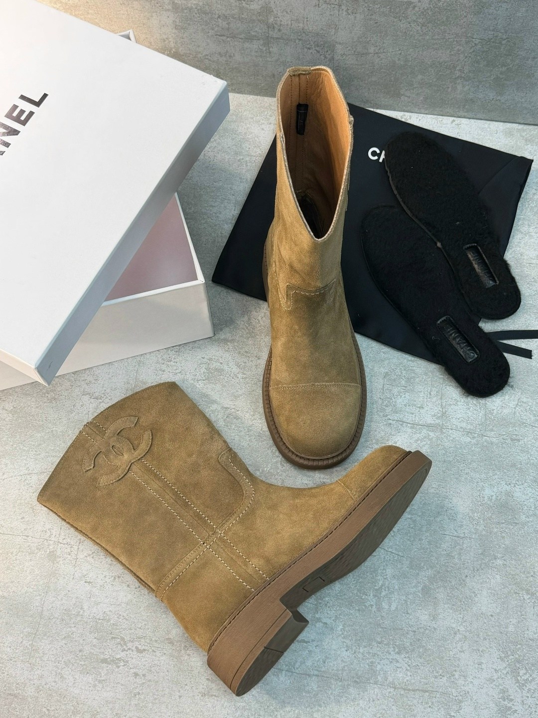 женские черные замшевые полусапоги chanel,сапоги chanel,сапоги женские chanel,женские замшевые сапоги chanel черные 2026 укороченные,chanel ботинки