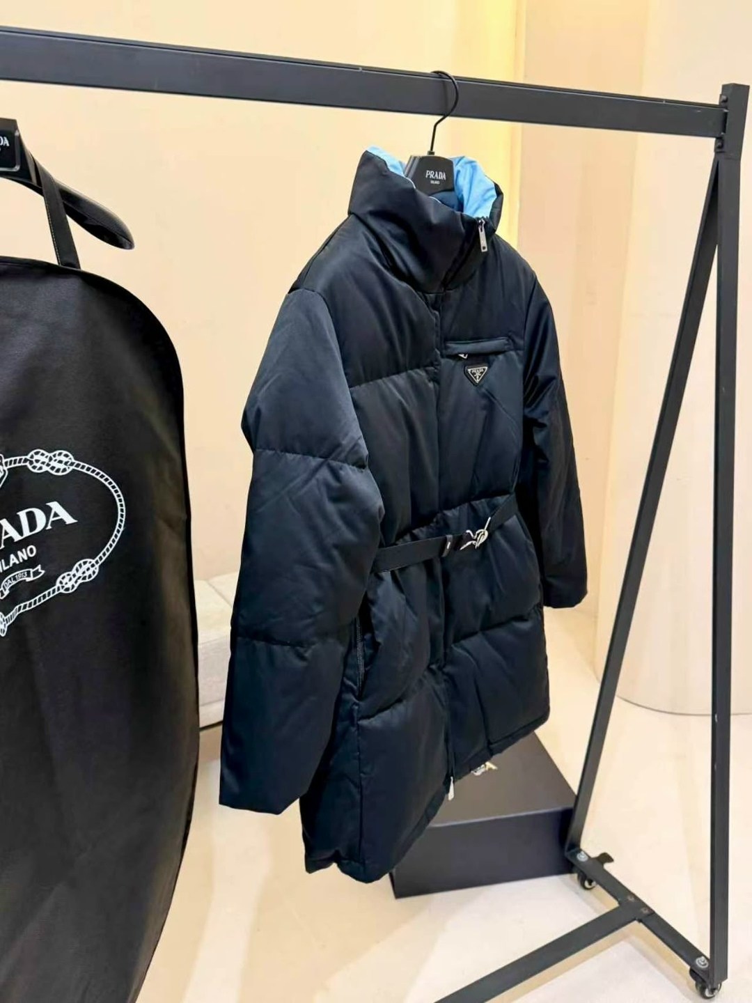 пуховик prada женский,пуховик prada,женский черный пуховик prada с поясом,prada куртка,пуховик прада