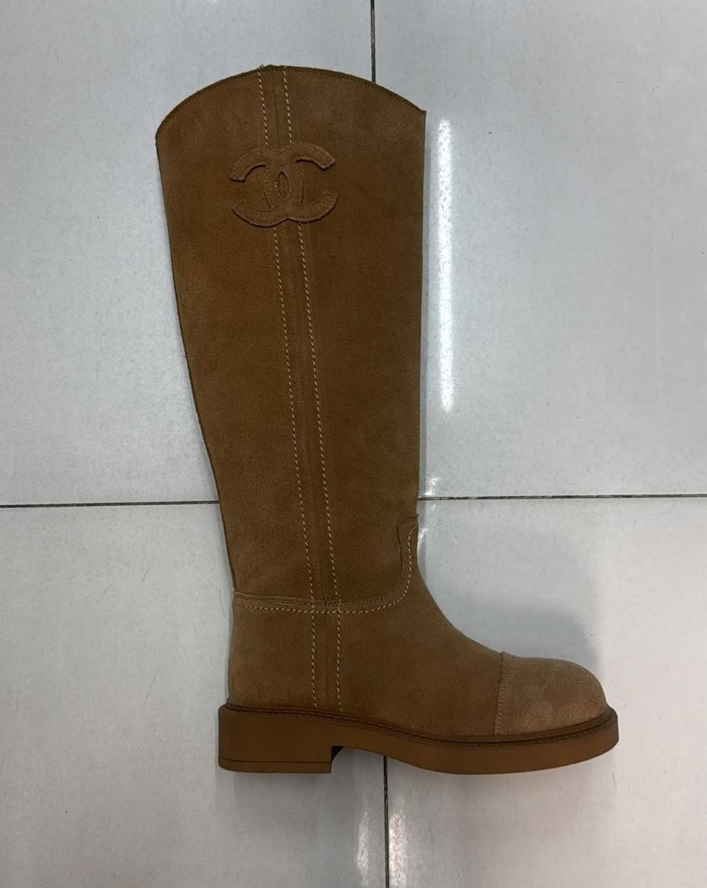 chanel женские замшевые сапоги premium chestnut,chanel сапоги,женские замшевые сапоги chanel бежевые,легендарные сапоги от chanel натуральная кожа и замша,сапоги женские chanel