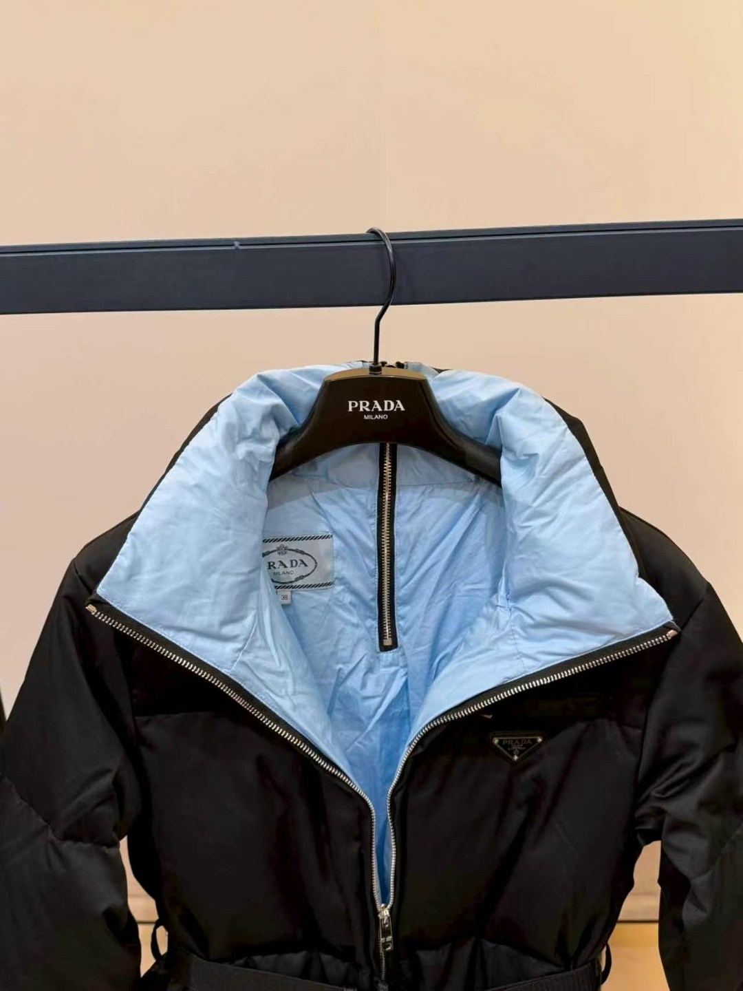 пуховик prada женский,пуховик prada,женский черный пуховик prada с поясом,prada куртка,пуховик прада