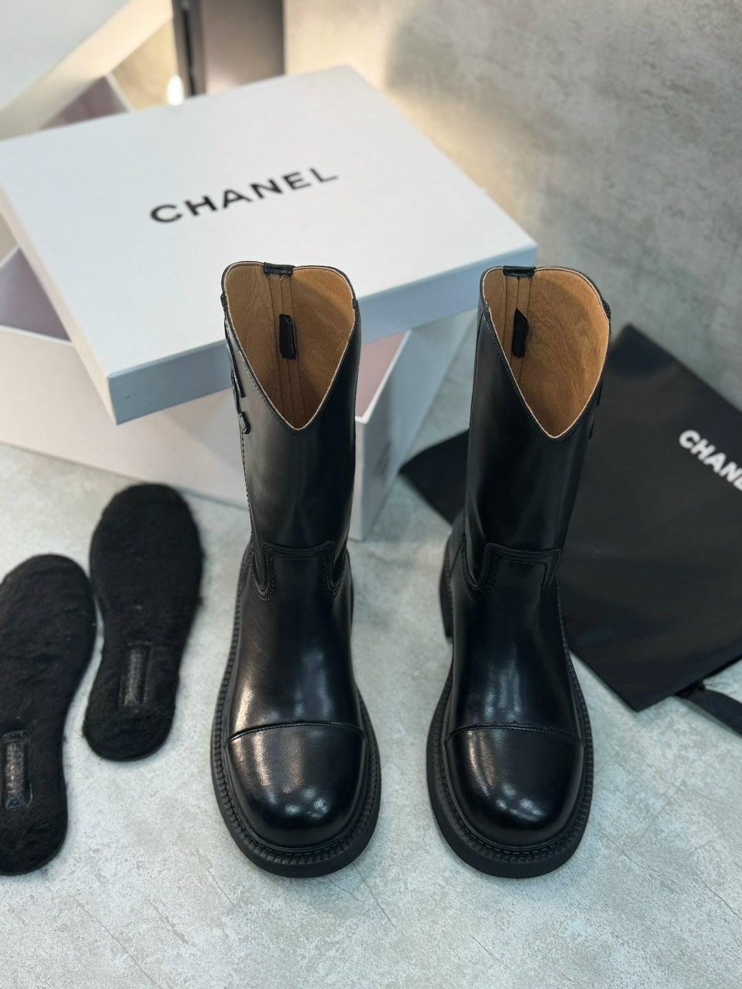 женские черные замшевые полусапоги chanel,сапоги chanel,сапоги женские chanel,женские замшевые сапоги chanel черные 2026 укороченные,chanel ботинки