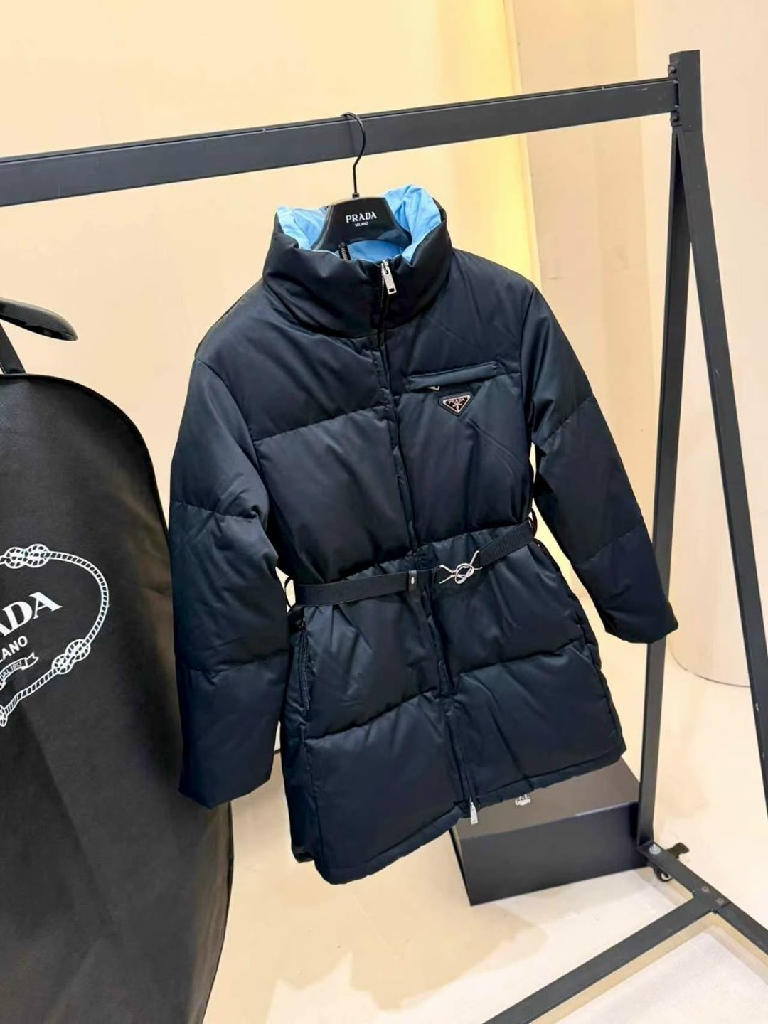пуховик prada женский,пуховик prada,женский черный пуховик prada с поясом,prada куртка,пуховик прада