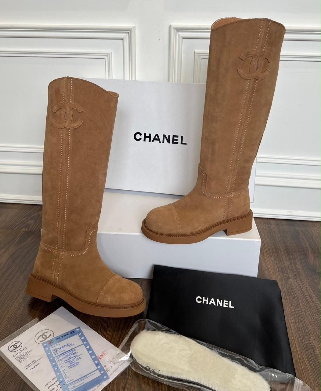 chanel женские замшевые сапоги premium chestnut,chanel сапоги,женские замшевые сапоги chanel бежевые,легендарные сапоги от chanel натуральная кожа и замша,сапоги женские chanel