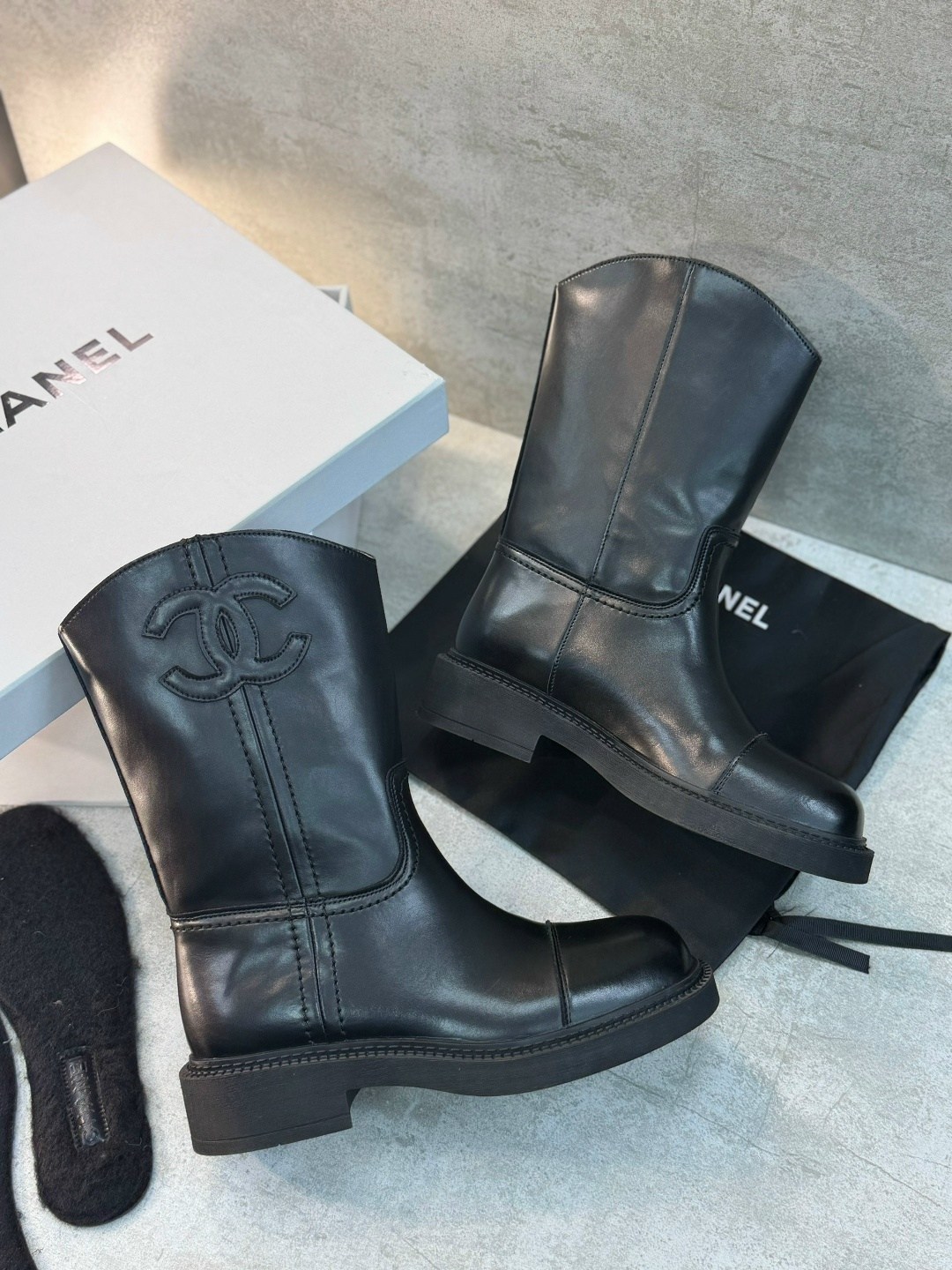 женские черные замшевые полусапоги chanel,сапоги chanel,сапоги женские chanel,женские замшевые сапоги chanel черные 2026 укороченные,chanel ботинки