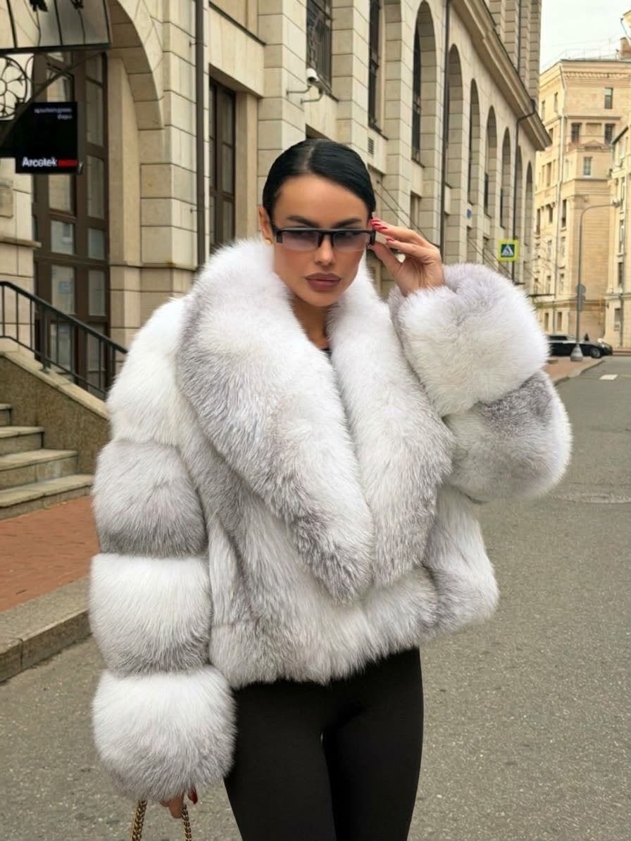 шуба из песца,короткая шуба из белой лисы,песцовая шуба вертикального цельного кроя из меха песца,короткая шуба из песца,короткая шуба из меха песца