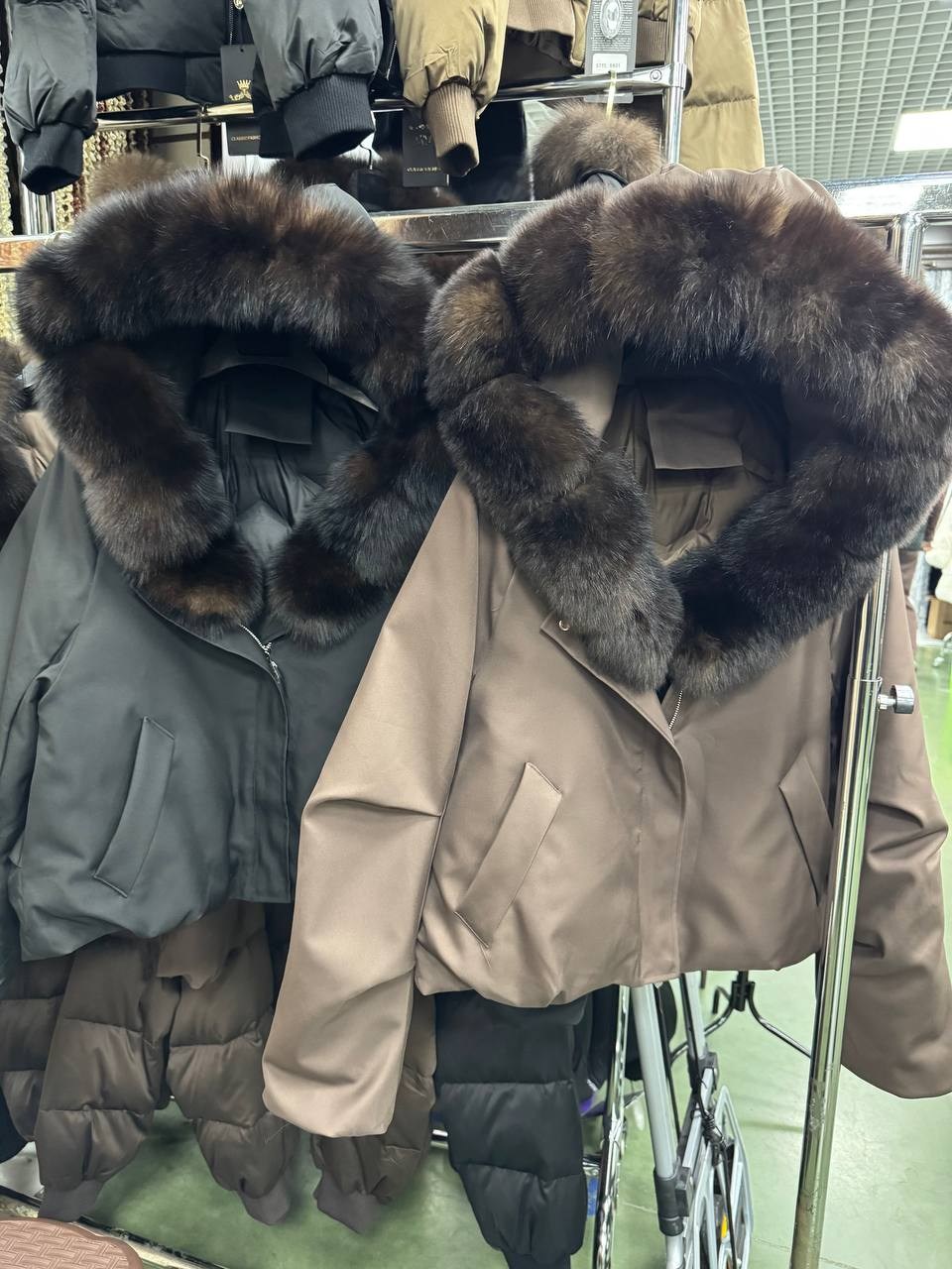 женская парка на натуральном меху,женская парка на натуральном меху укороченная куртка с лисьим мехом,парка с мехом,парка с натуральным мехом,женские пуховики