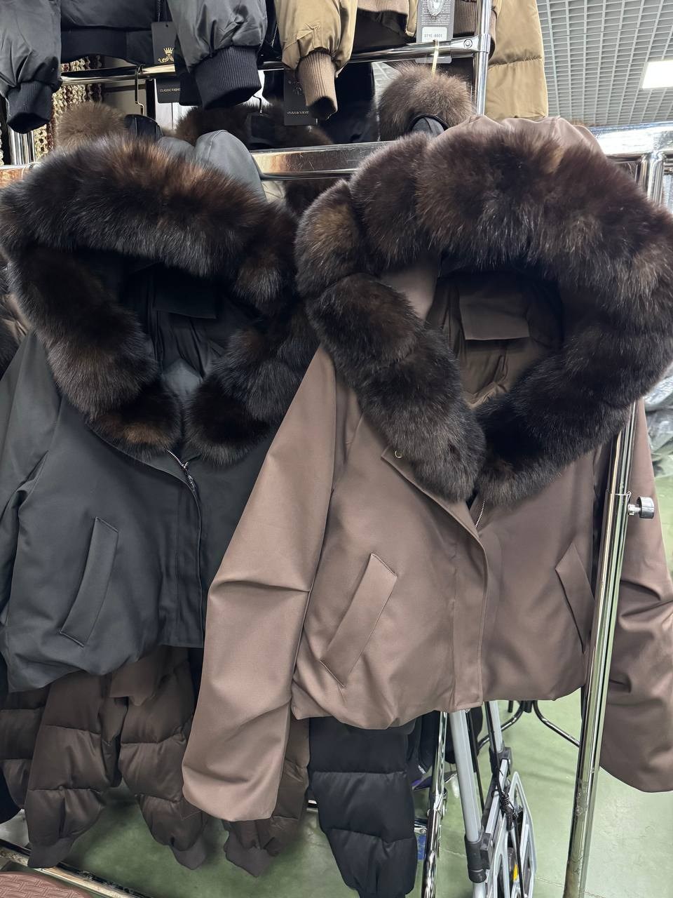 женская парка на натуральном меху,женская парка на натуральном меху укороченная куртка с лисьим мехом,парка с мехом,парка с натуральным мехом,женские пуховики