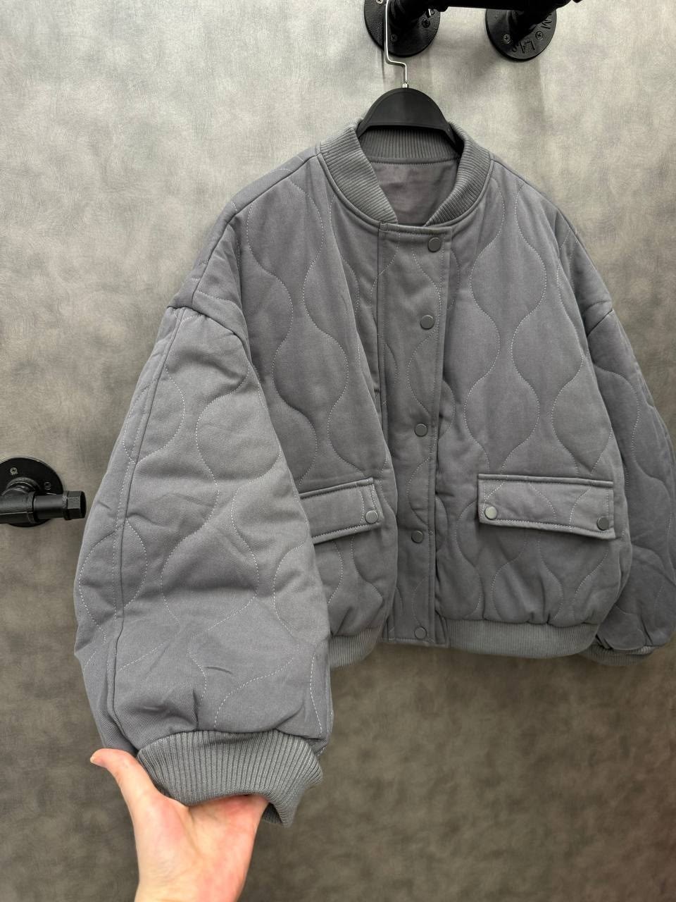 стеганый бомбер оверсайз zara серый,куртка оверсайз,бомбер оверсайз,куртка бомбер оверсайз,стеганый бомбер оверсайз арт. 4088243 802 серый