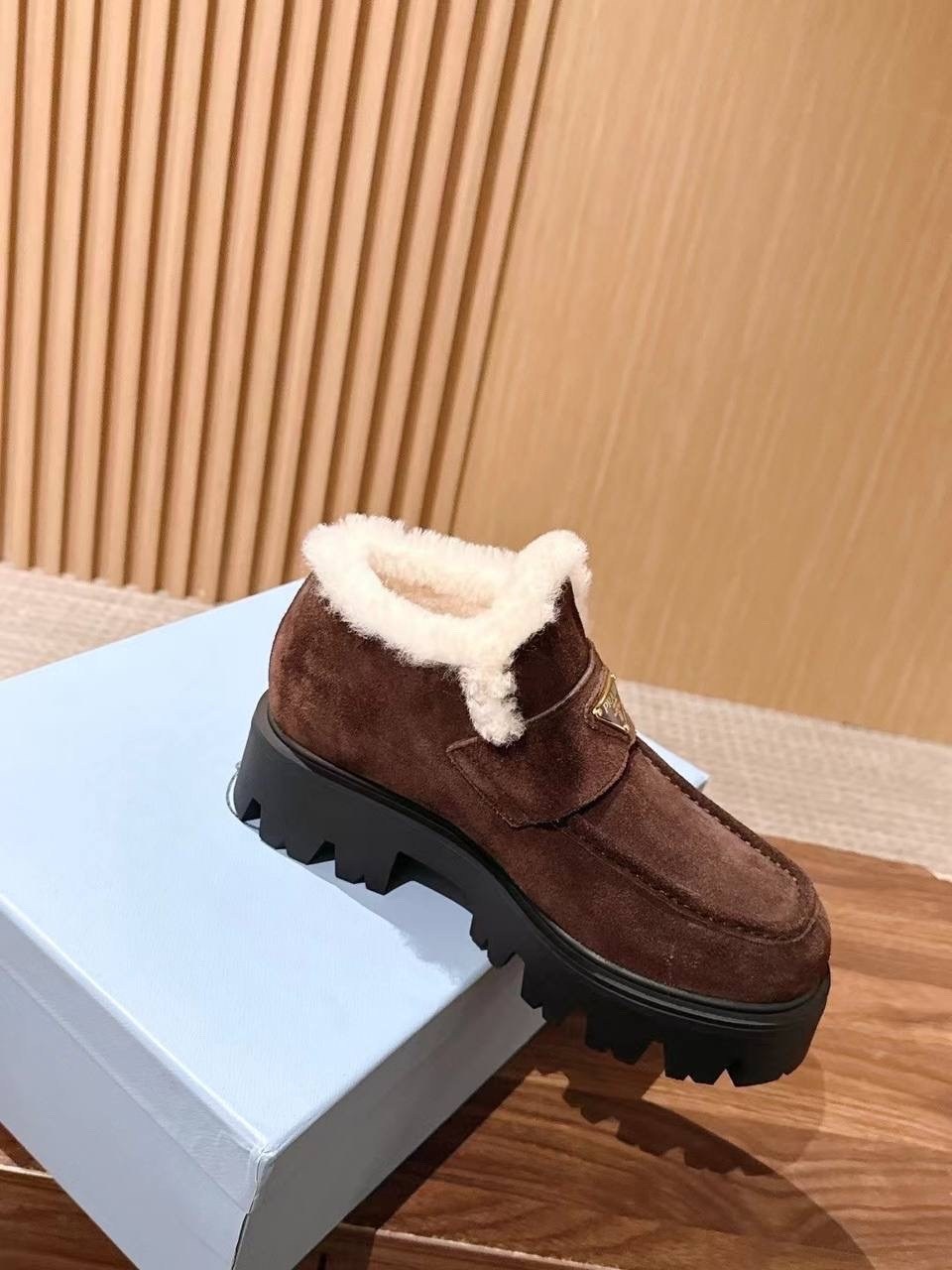 зимние лоферы prada,,лоферы prada,лоферы с мехом,женские лоферы зимние с мехом prada