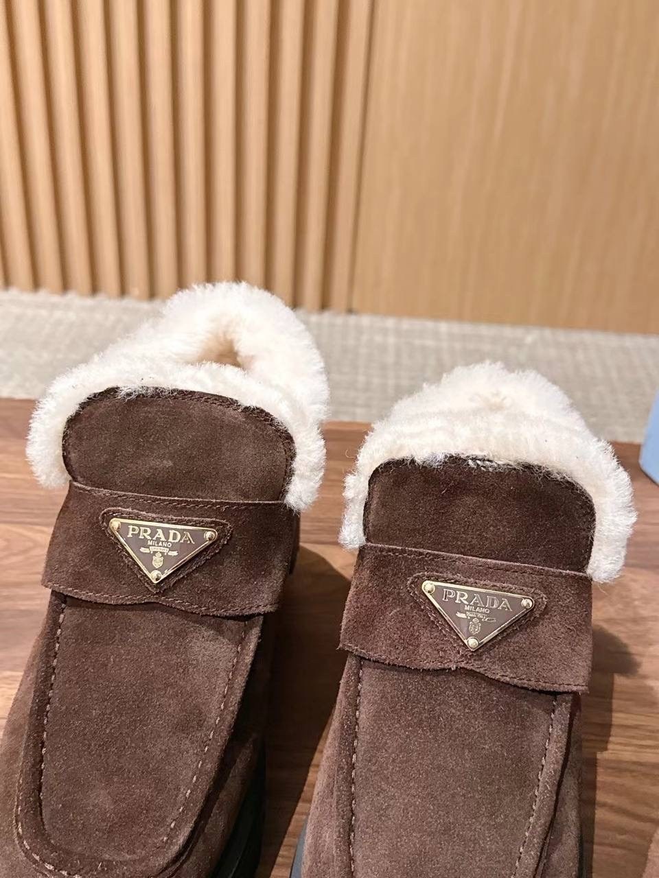 зимние лоферы prada,,лоферы prada,лоферы с мехом,женские лоферы зимние с мехом prada