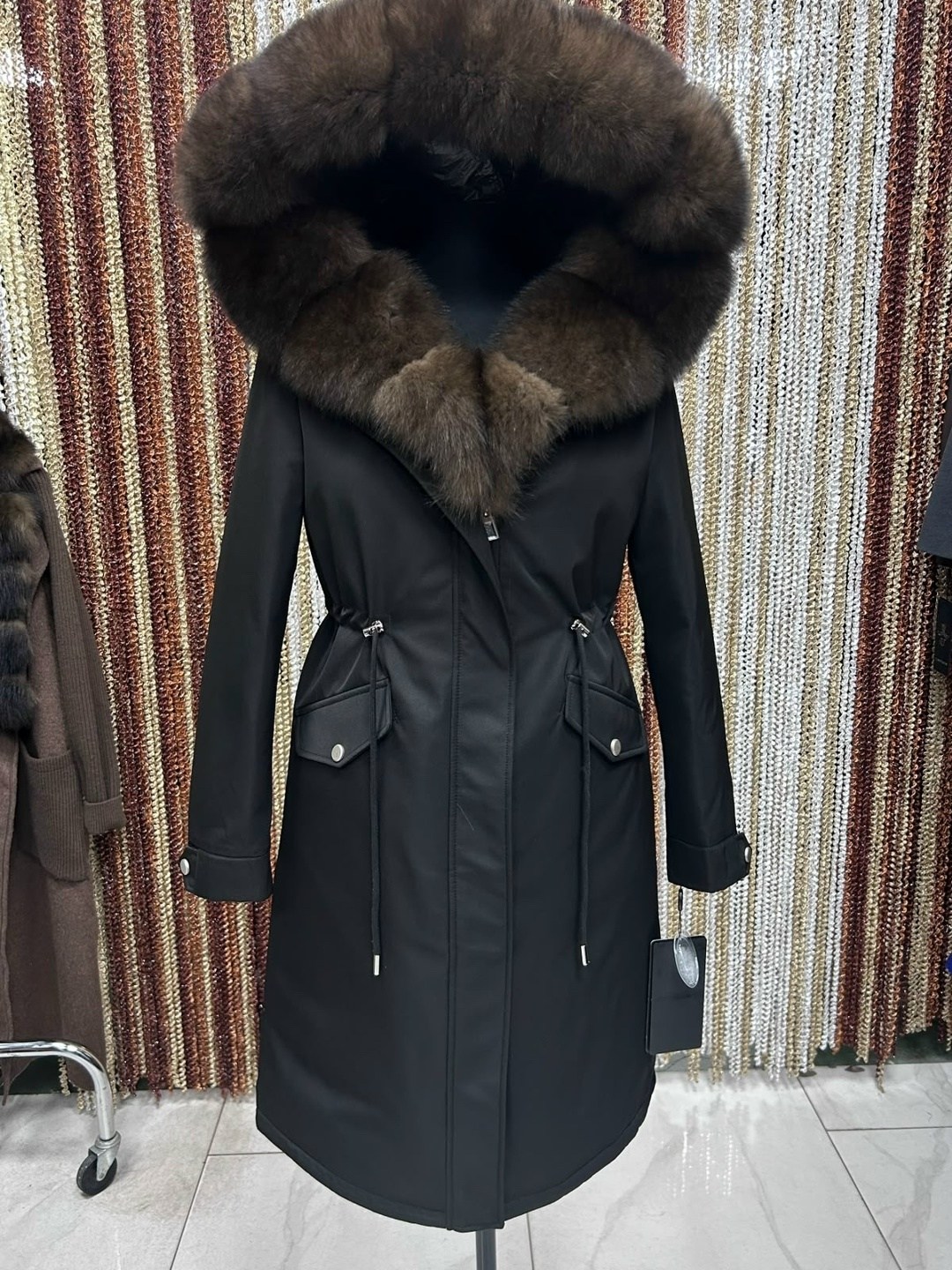 парки с мехом песца,парка с мехом,парка женская с натуральным мехом,черная парка с мехом песца,парка черная madannu с мехом