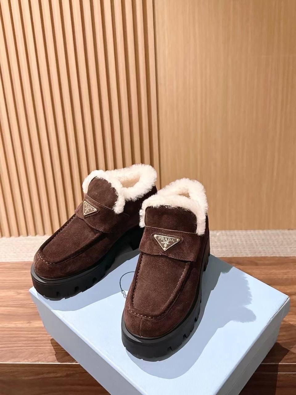 зимние лоферы prada,,лоферы prada,лоферы с мехом,женские лоферы зимние с мехом prada