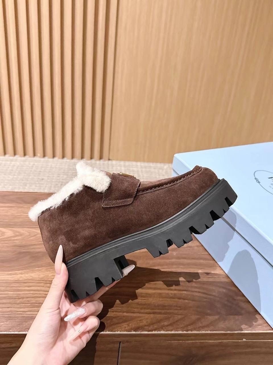 зимние лоферы prada,,лоферы prada,лоферы с мехом,женские лоферы зимние с мехом prada