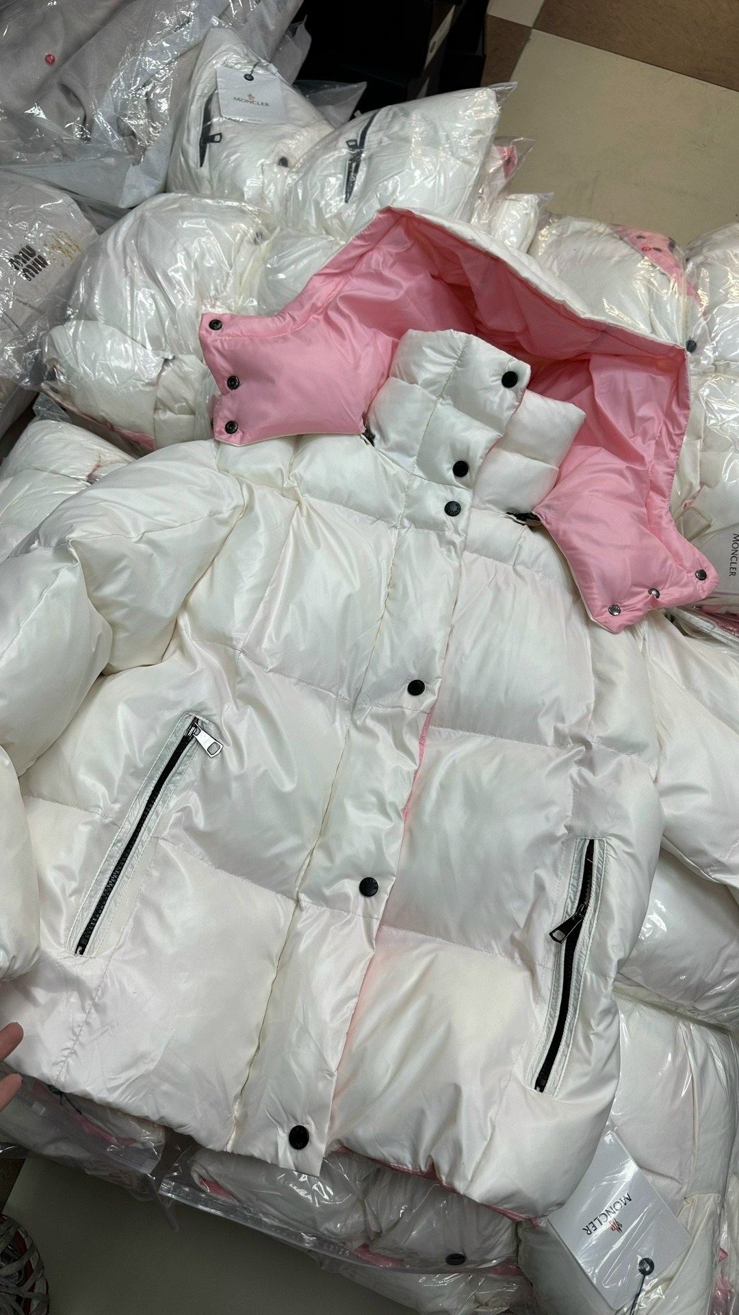 пуховик moncler,пуховик монклер женский белый,пуховик повседневный,пуховики женские,белый женский короткий пуховик moncler