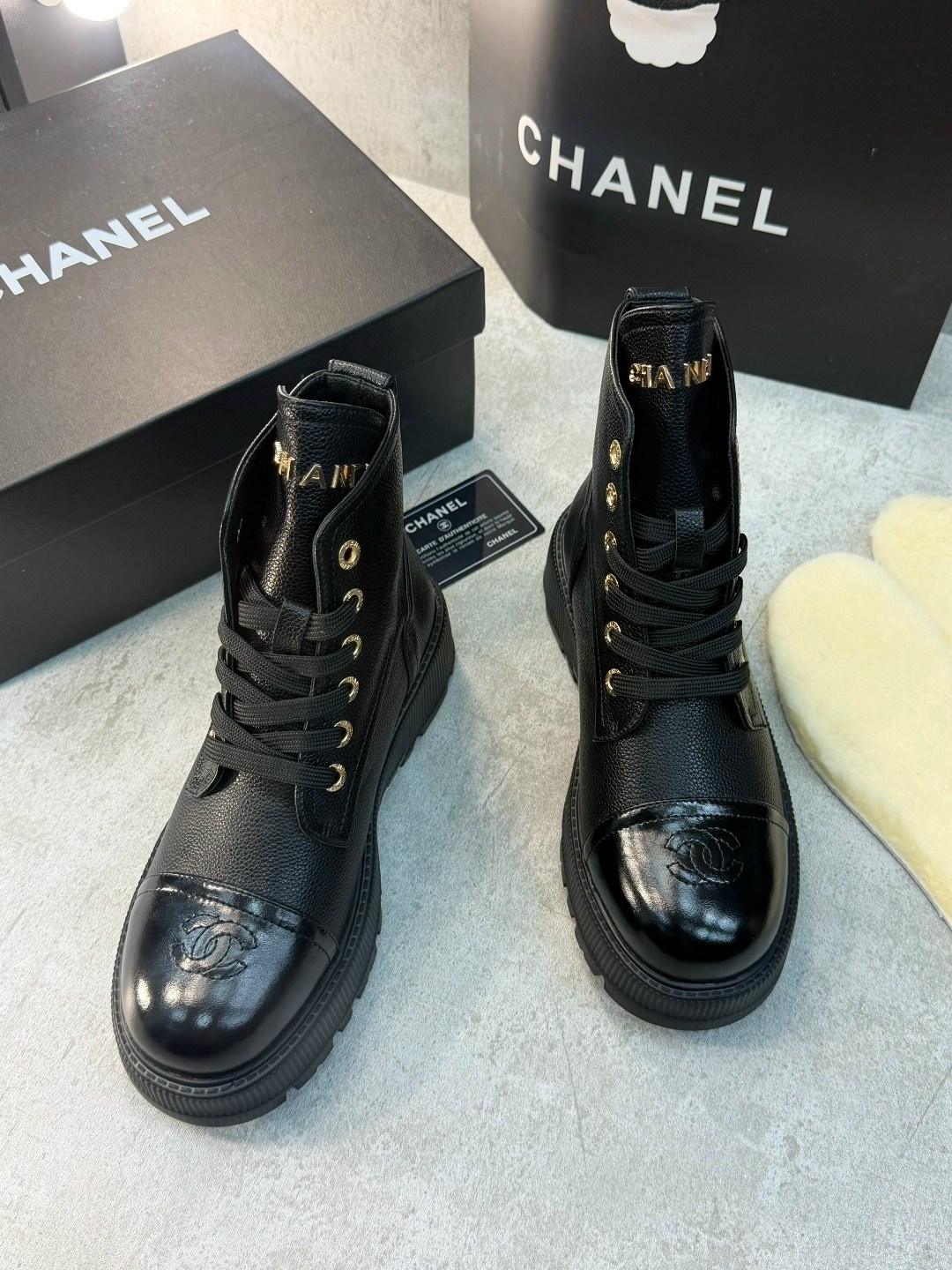 ботинки chanel,черные кожаные высокие ботинки chanel,,ботинки женские chanel,женские кожаные ботинки со шнурками chanel 2026 черные