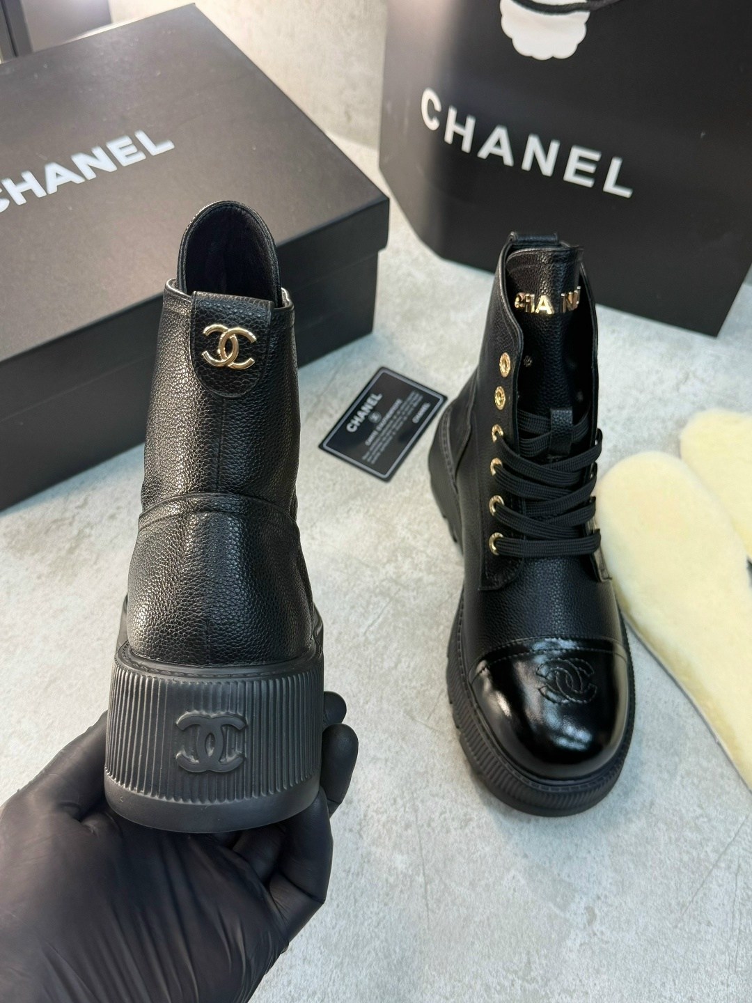 ботинки chanel,черные кожаные высокие ботинки chanel,,ботинки женские chanel,женские кожаные ботинки со шнурками chanel 2026 черные