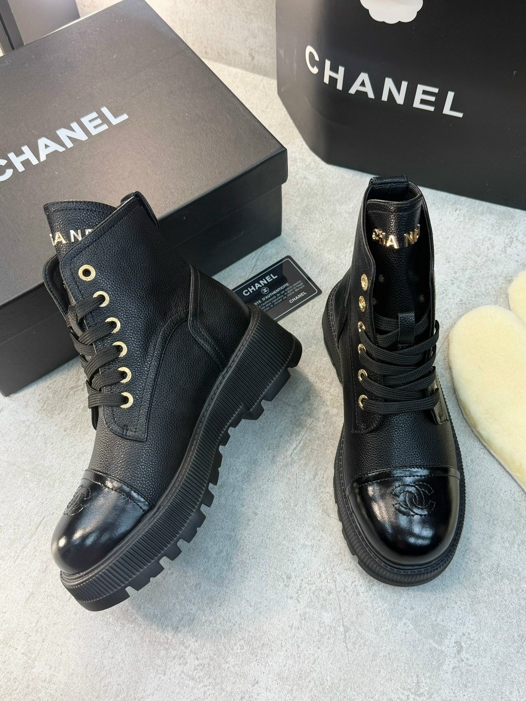 ботинки chanel,черные кожаные высокие ботинки chanel,,ботинки женские chanel,женские кожаные ботинки со шнурками chanel 2026 черные